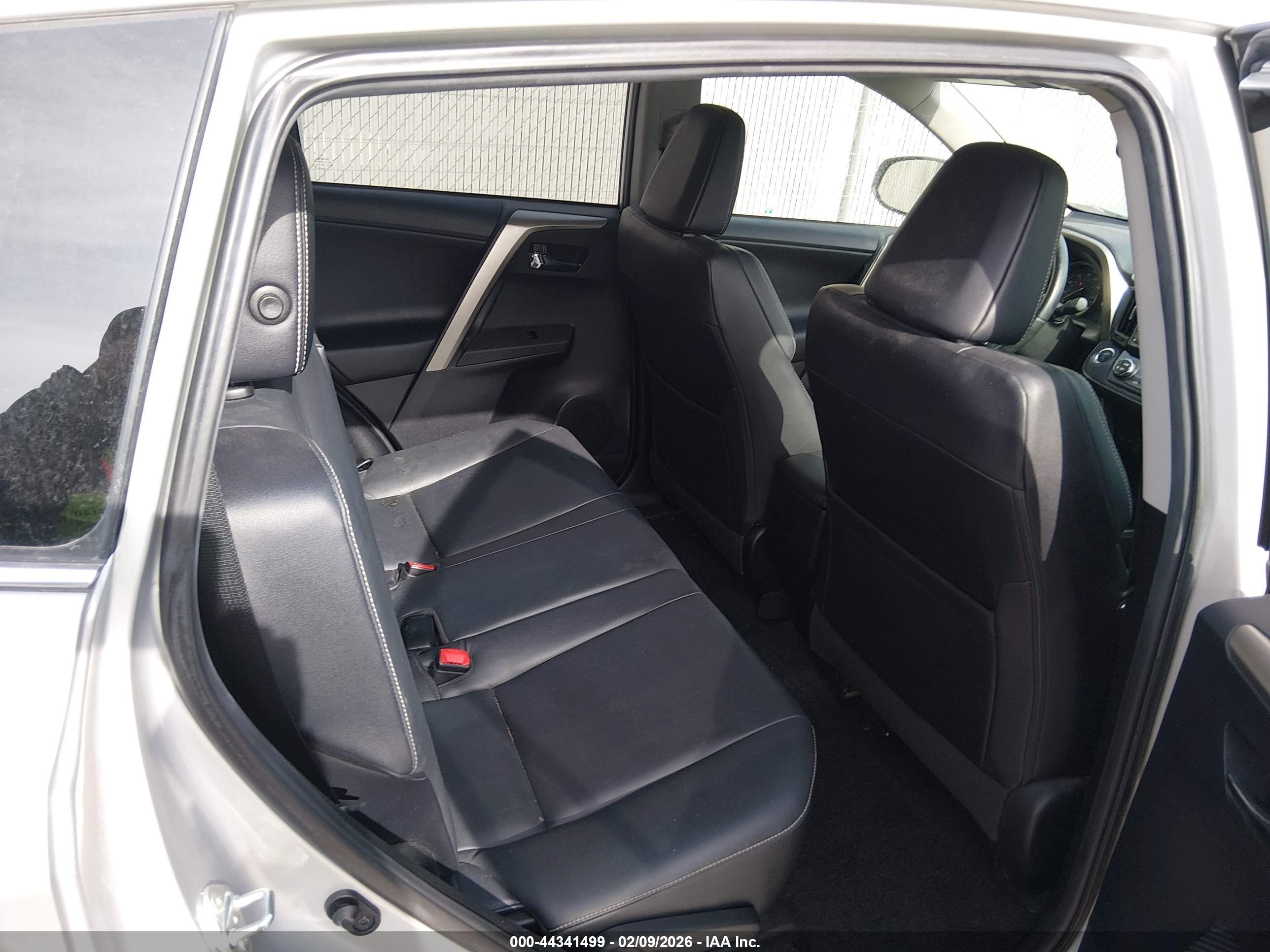 TOYOTA RAV4 image 8