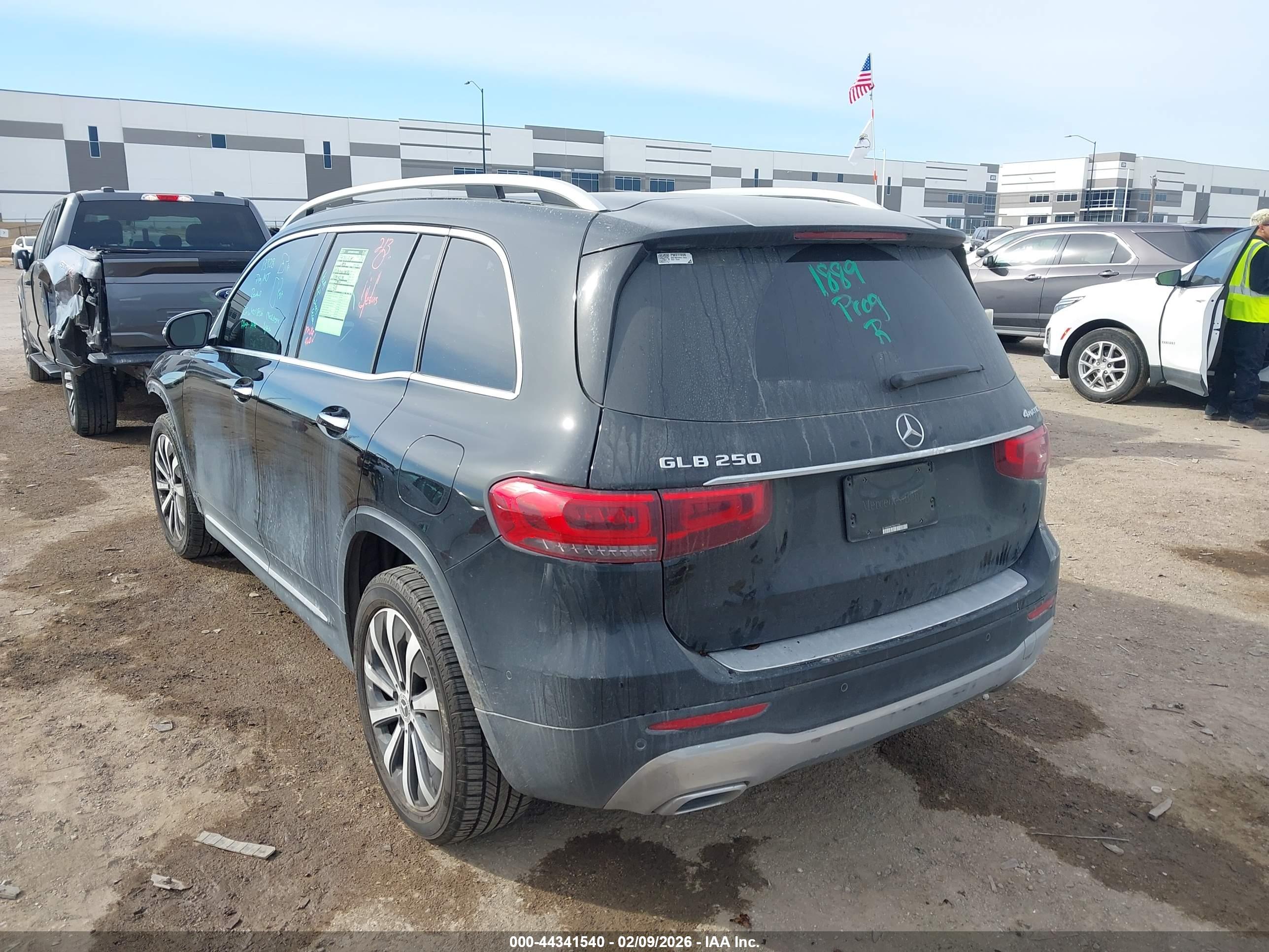 MERCEDES-BENZ GLB image 3