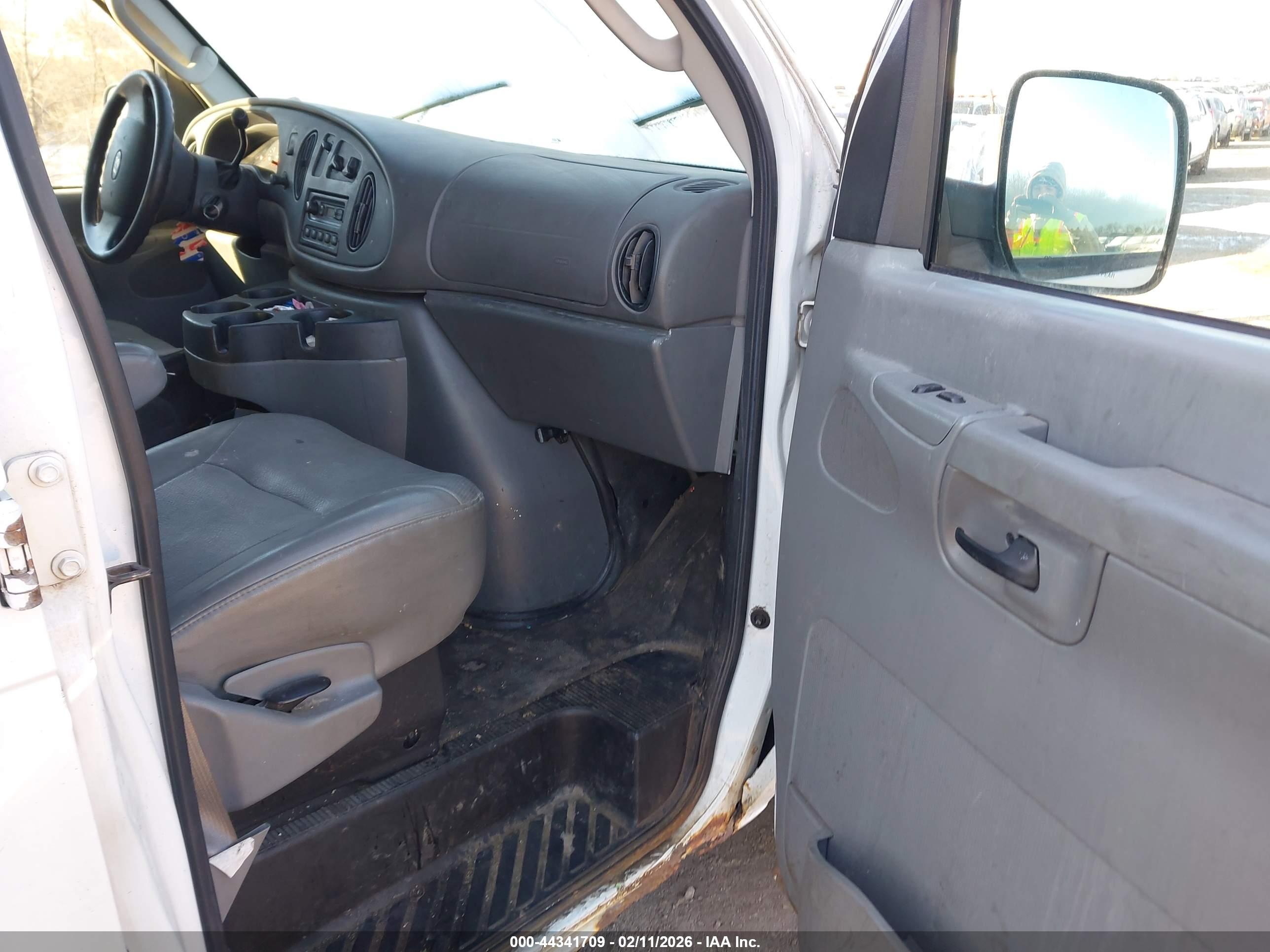 FORD E-150 image 5