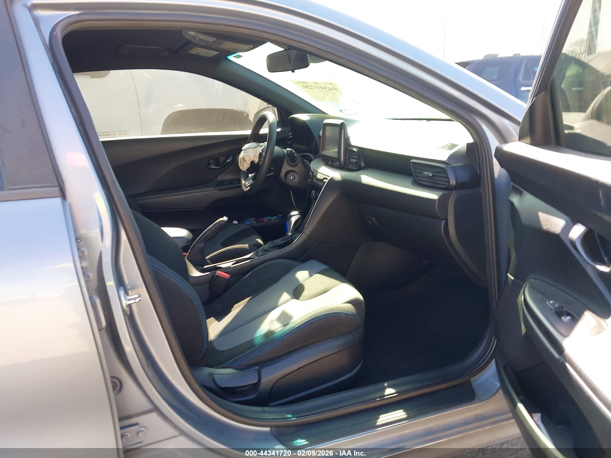 HYUNDAI VELOSTER image 5