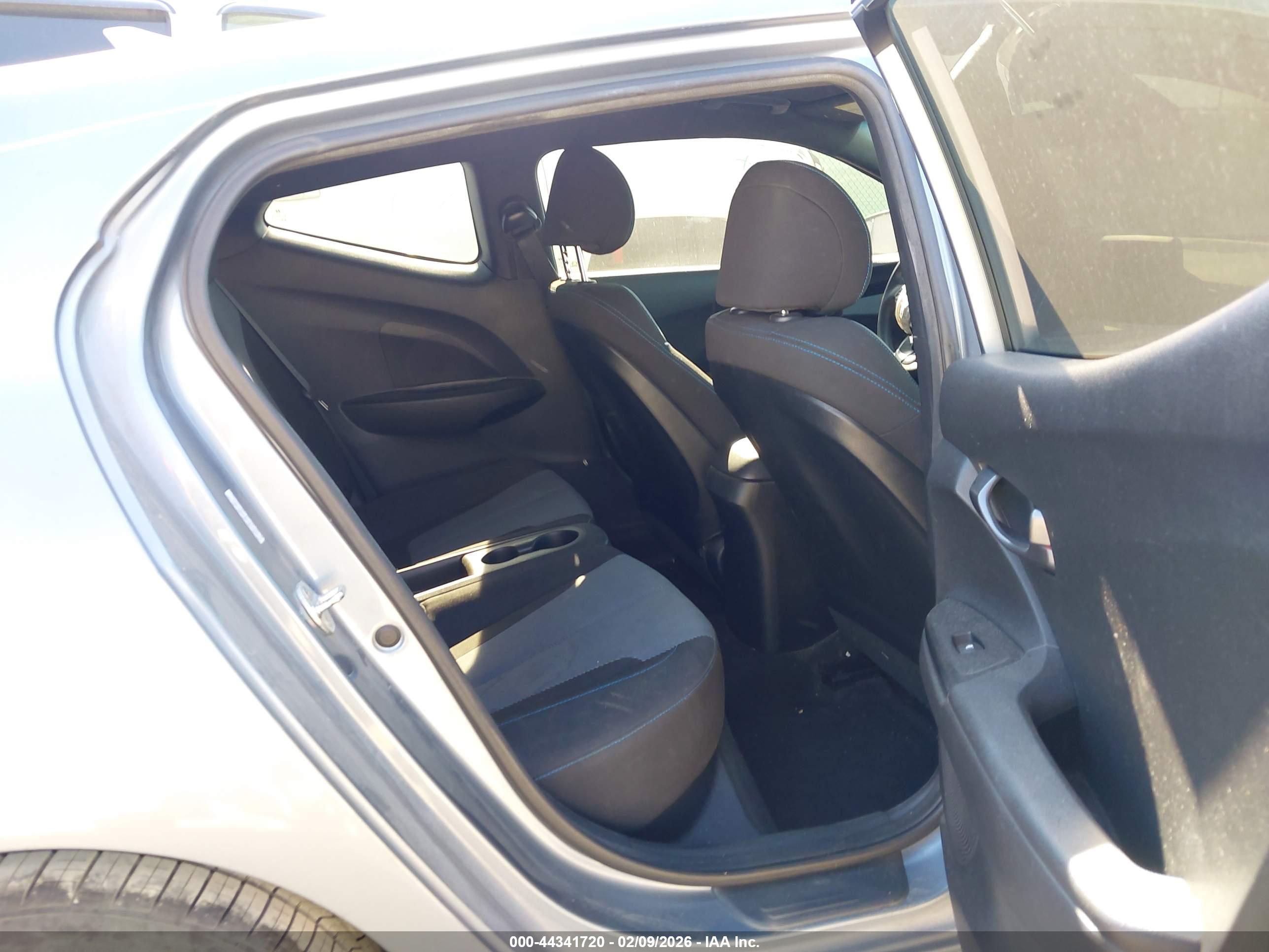 HYUNDAI VELOSTER image 8