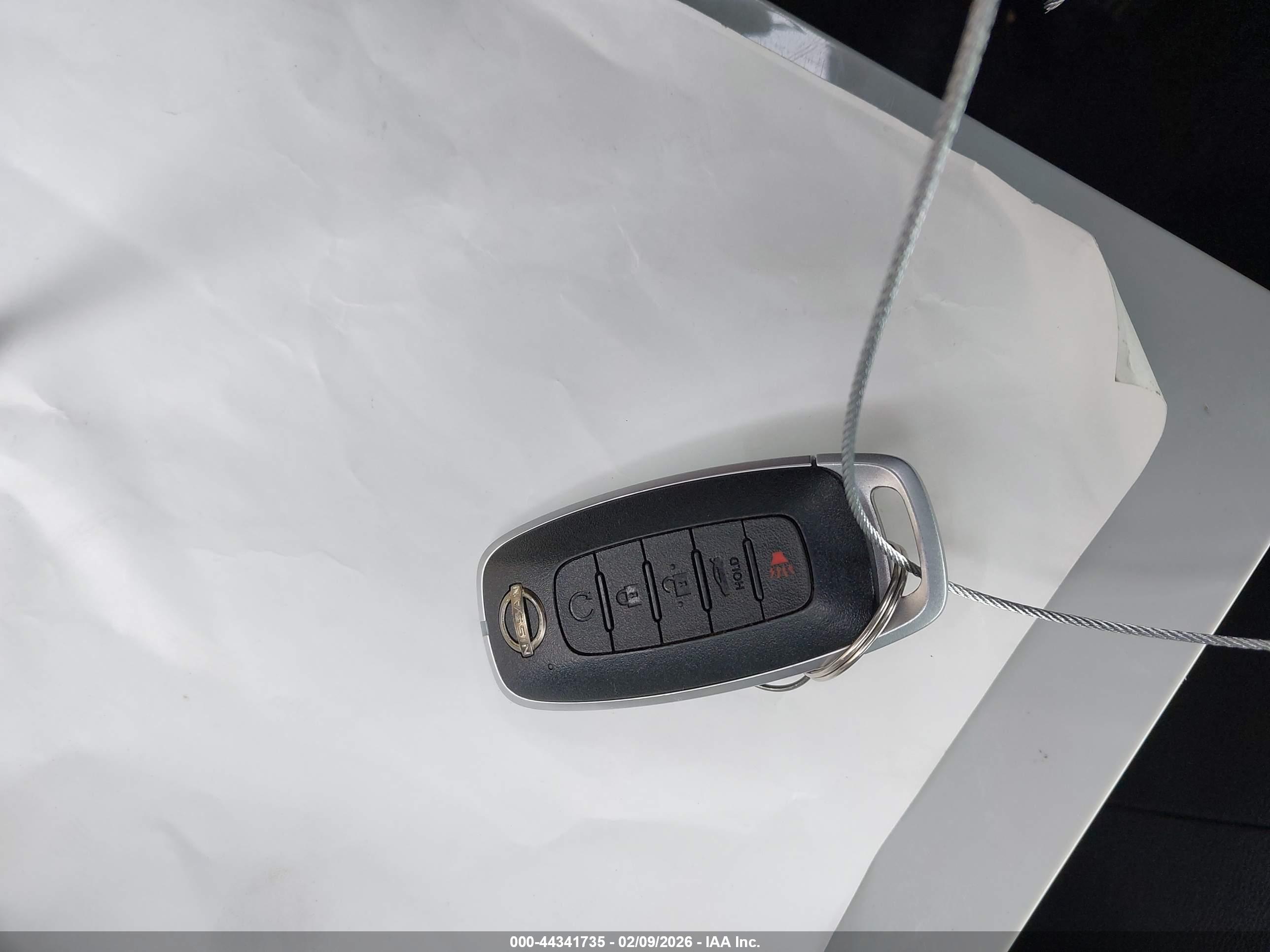 NISSAN VERSA image 11