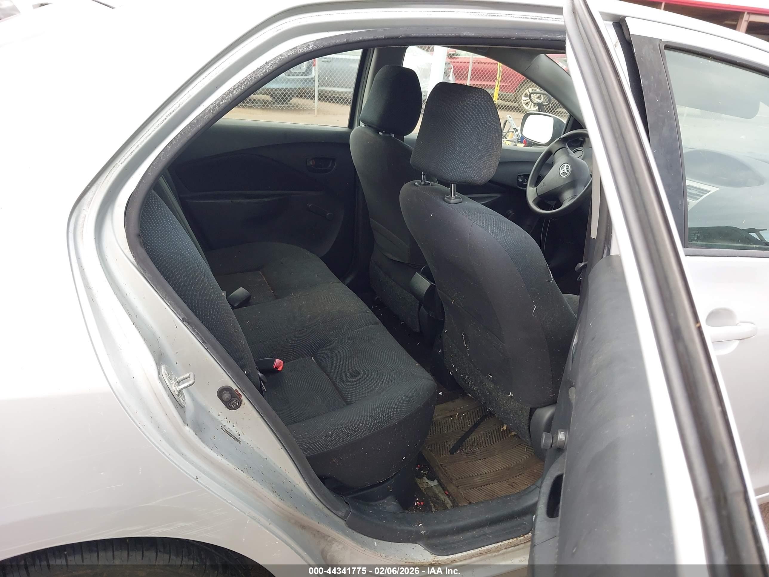 TOYOTA YARIS image 8
