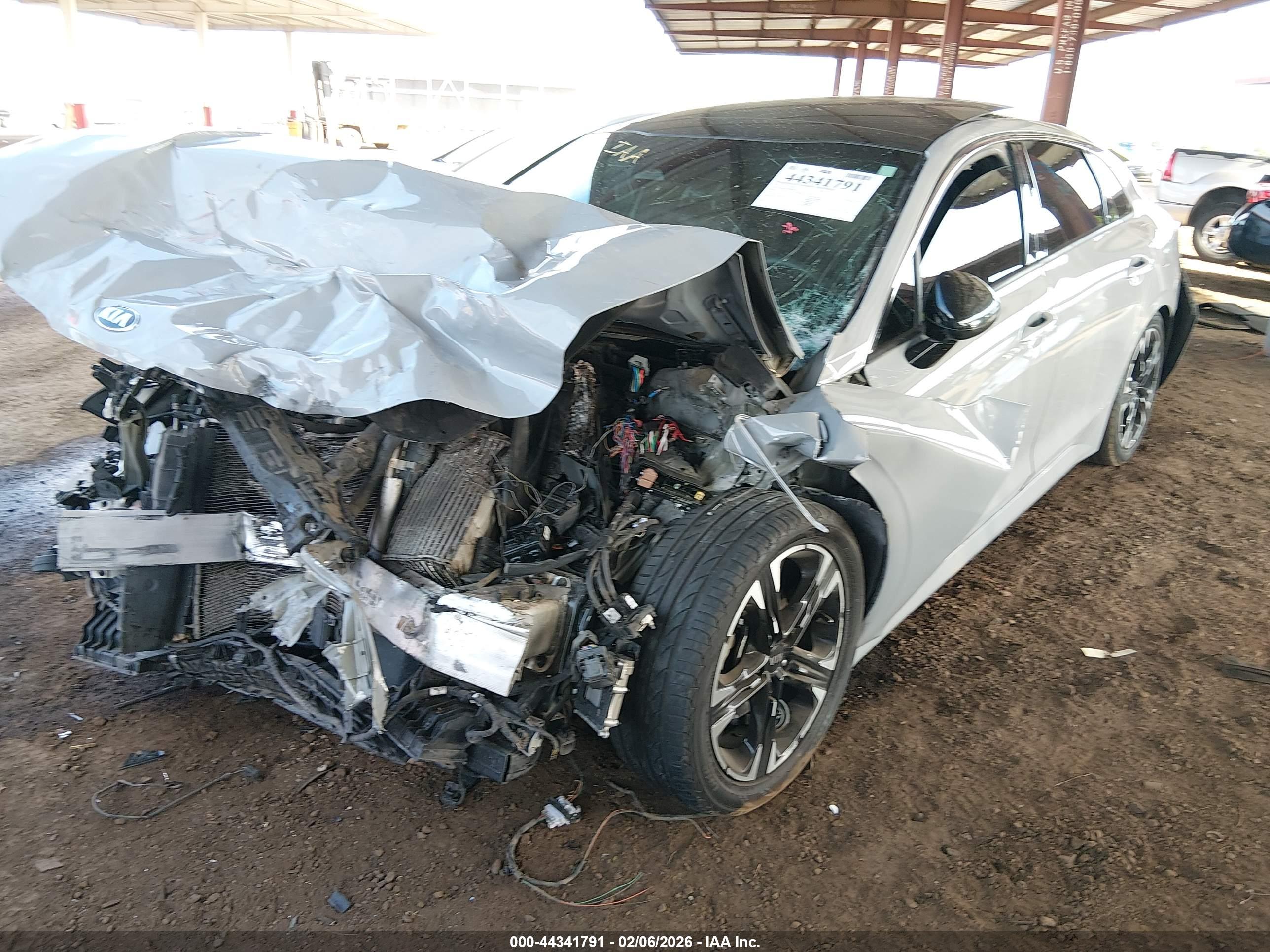 KIA K5 image 2