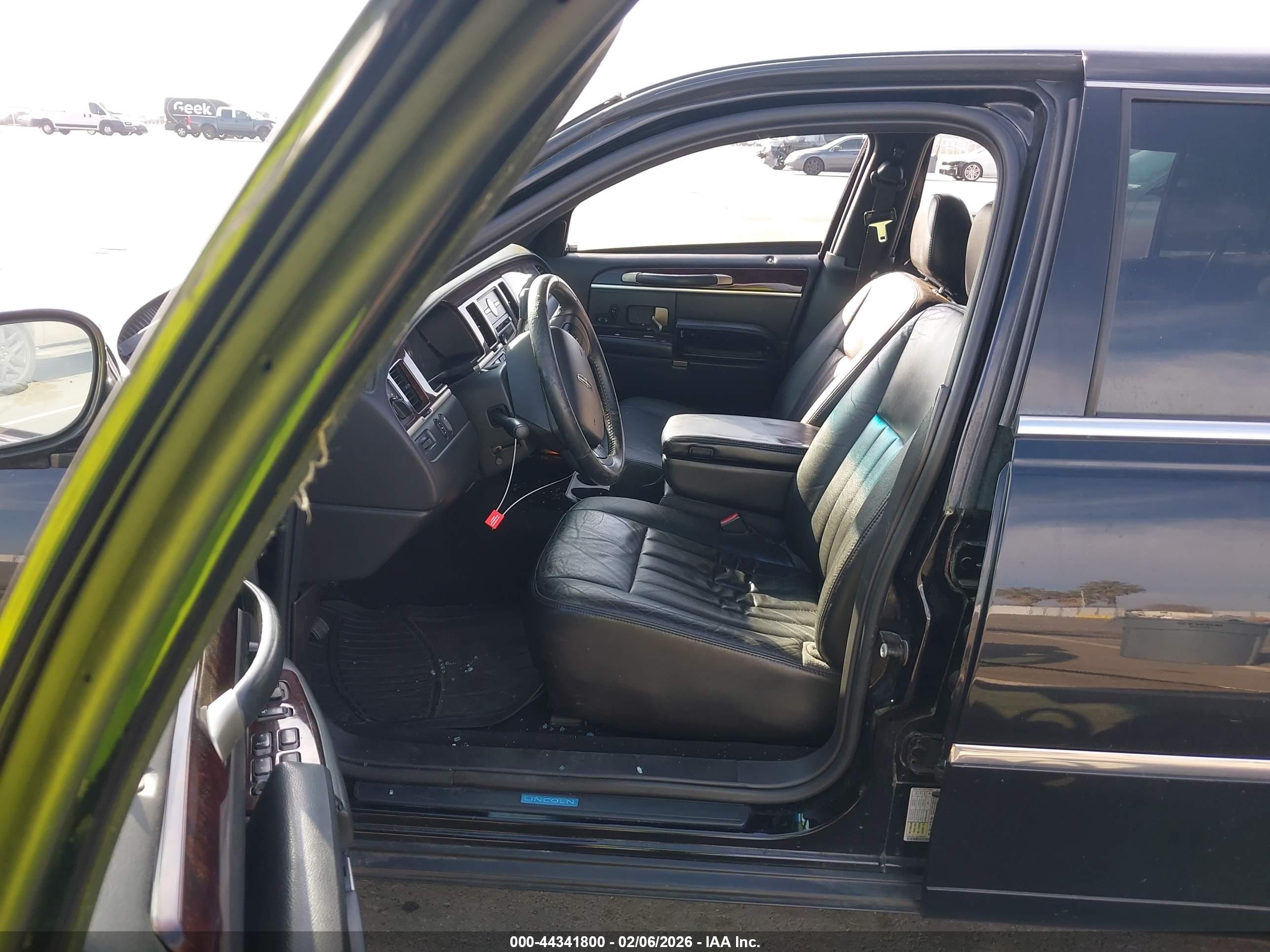 LINCOLN TOWN image 5