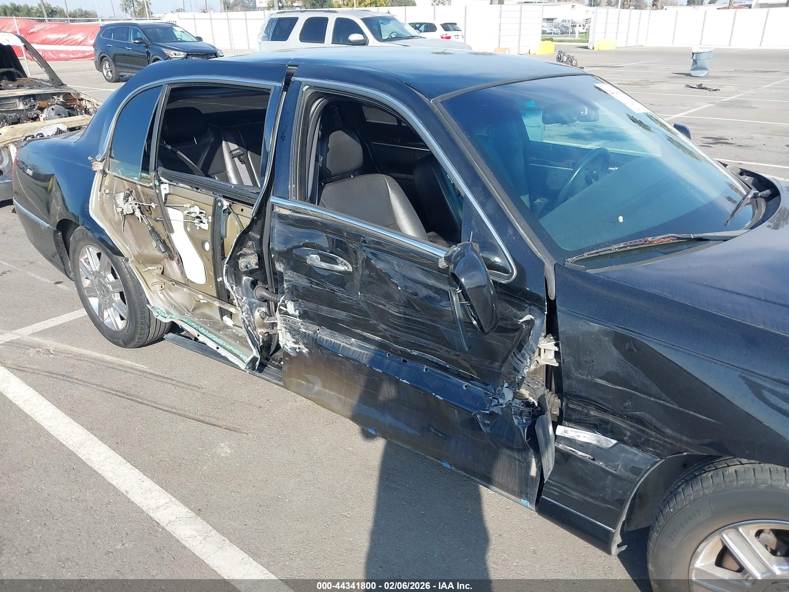 LINCOLN TOWN image 6