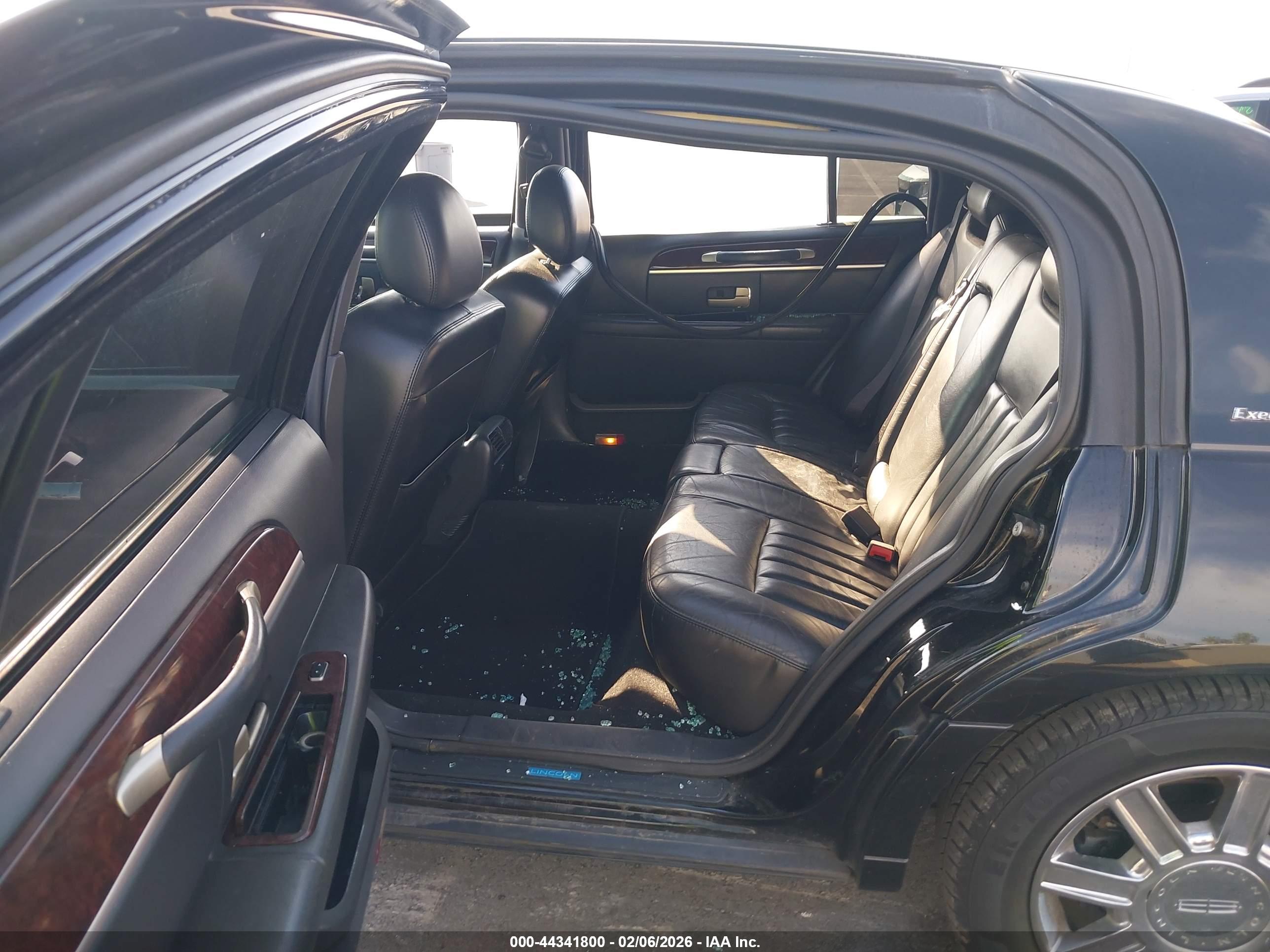 LINCOLN TOWN image 8