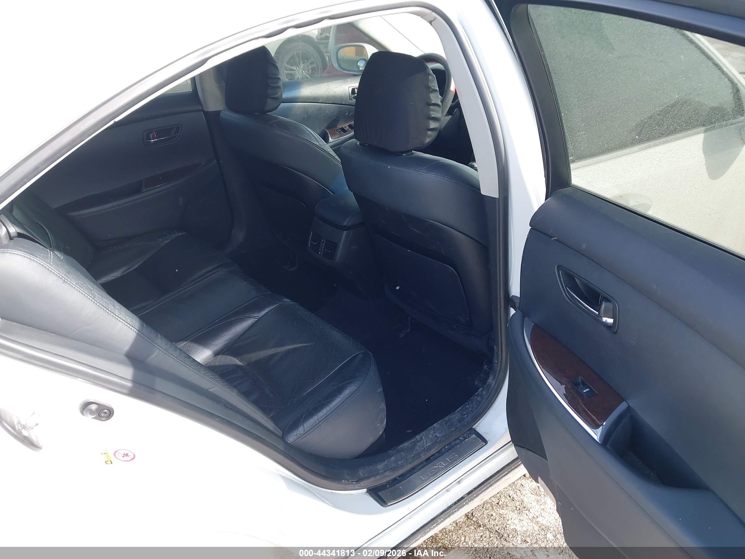 LEXUS ES image 8