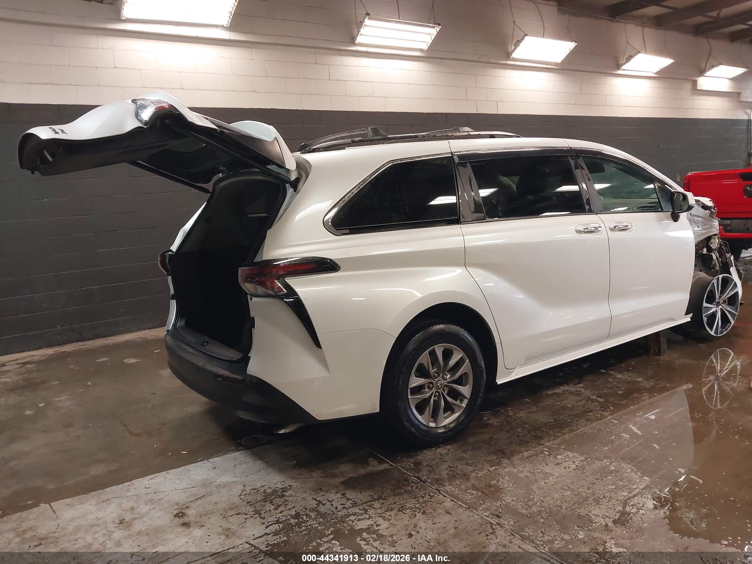 TOYOTA SIENNA image 4