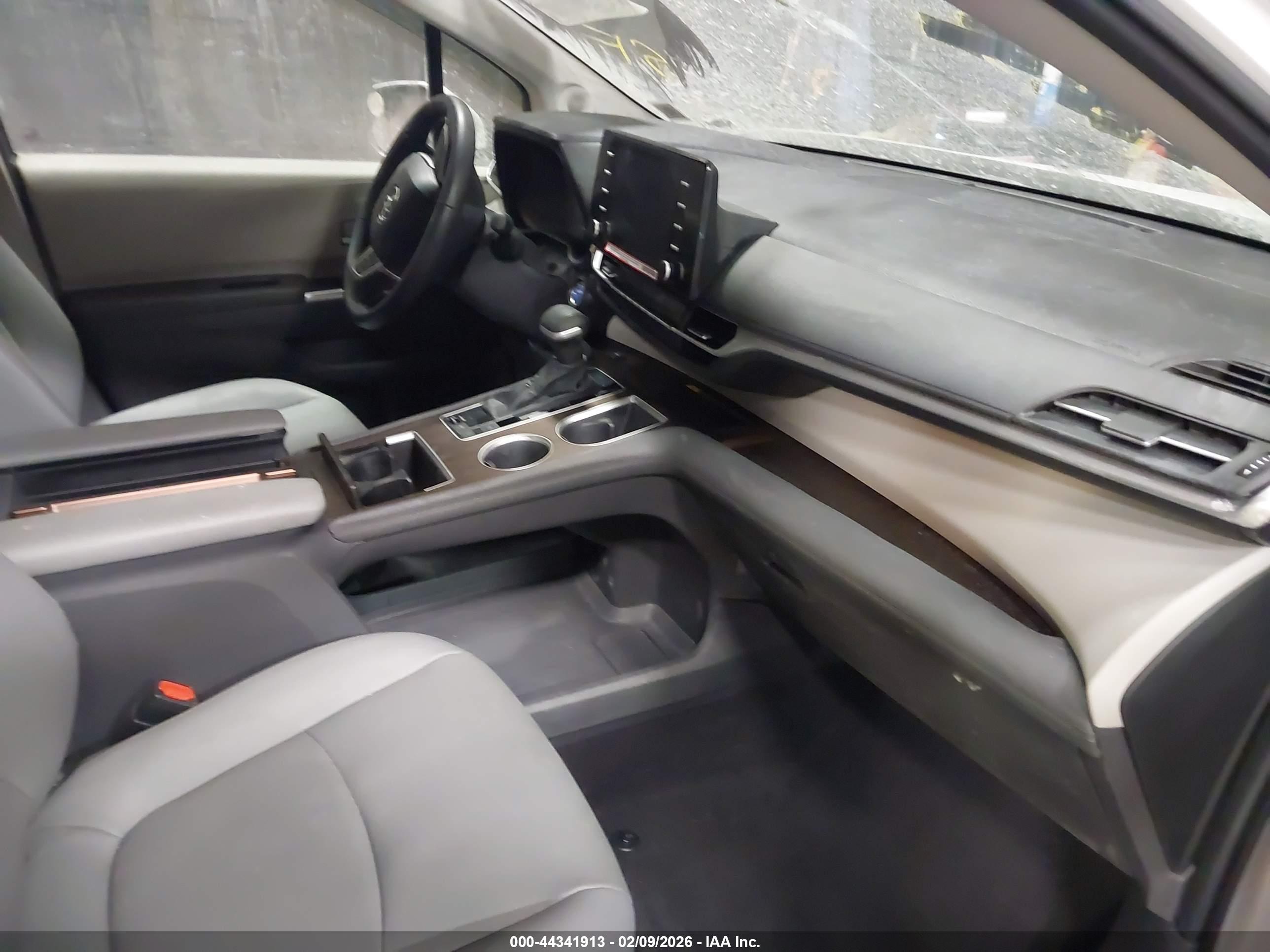 TOYOTA SIENNA image 5