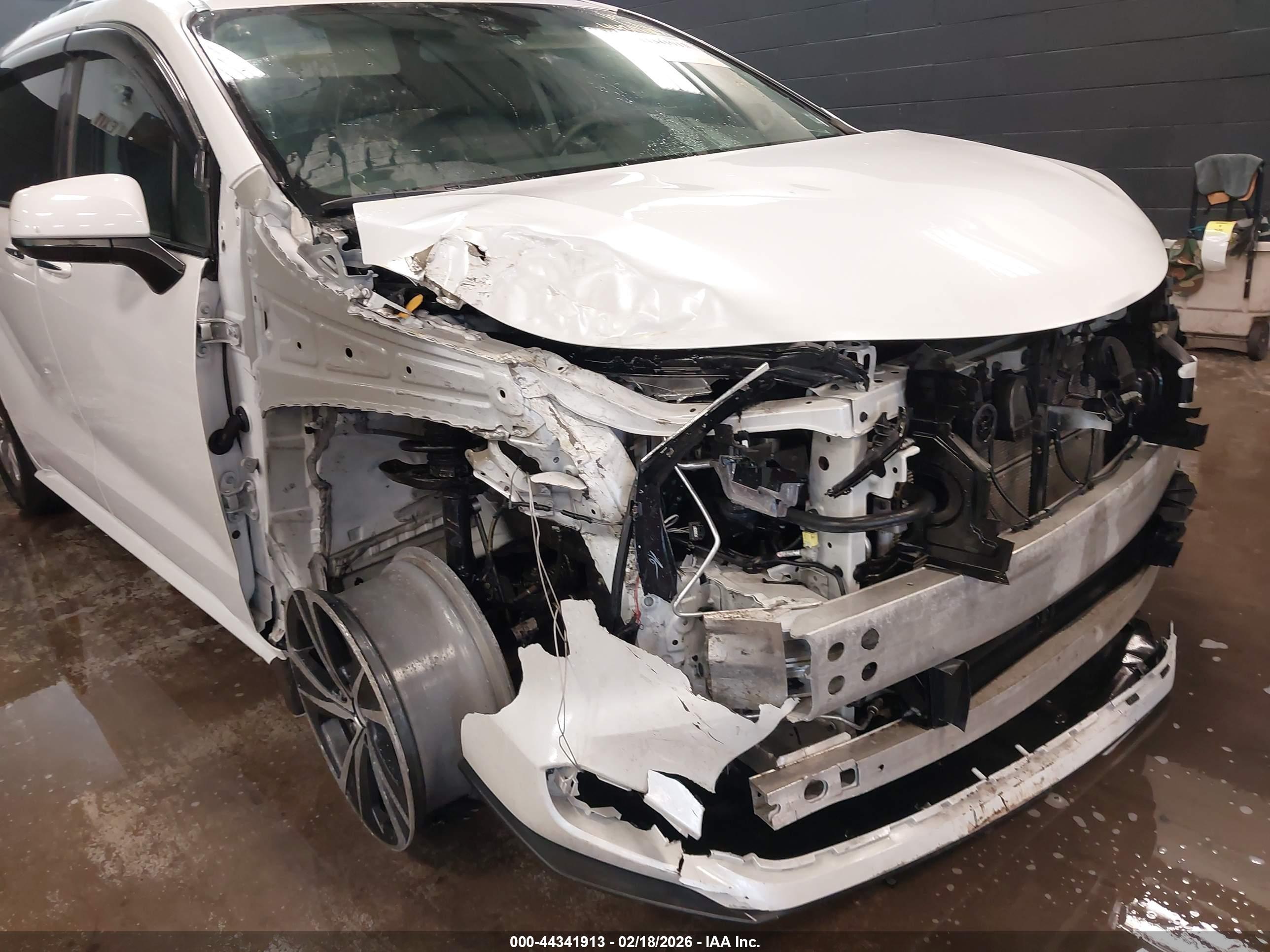 TOYOTA SIENNA image 6