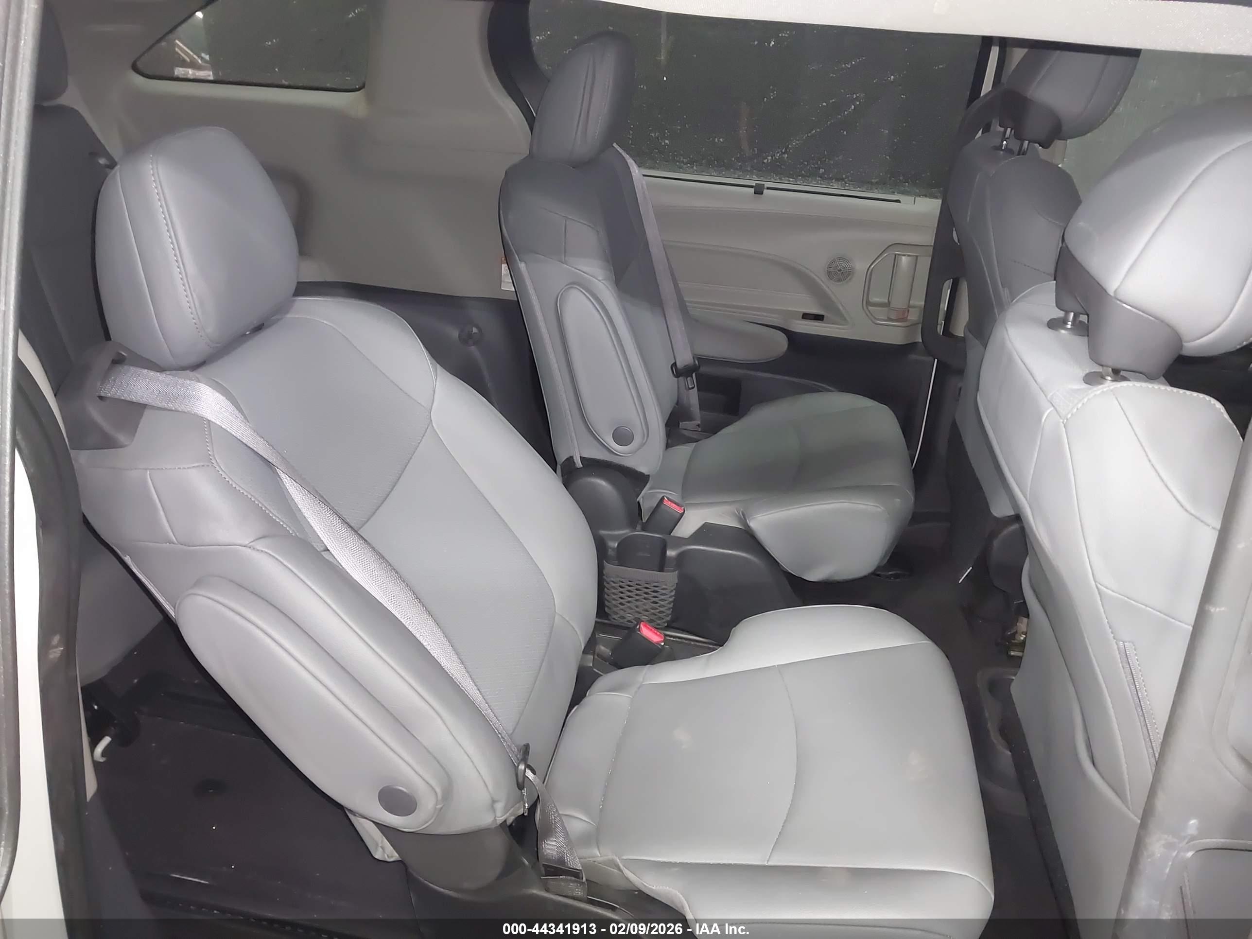 TOYOTA SIENNA image 8