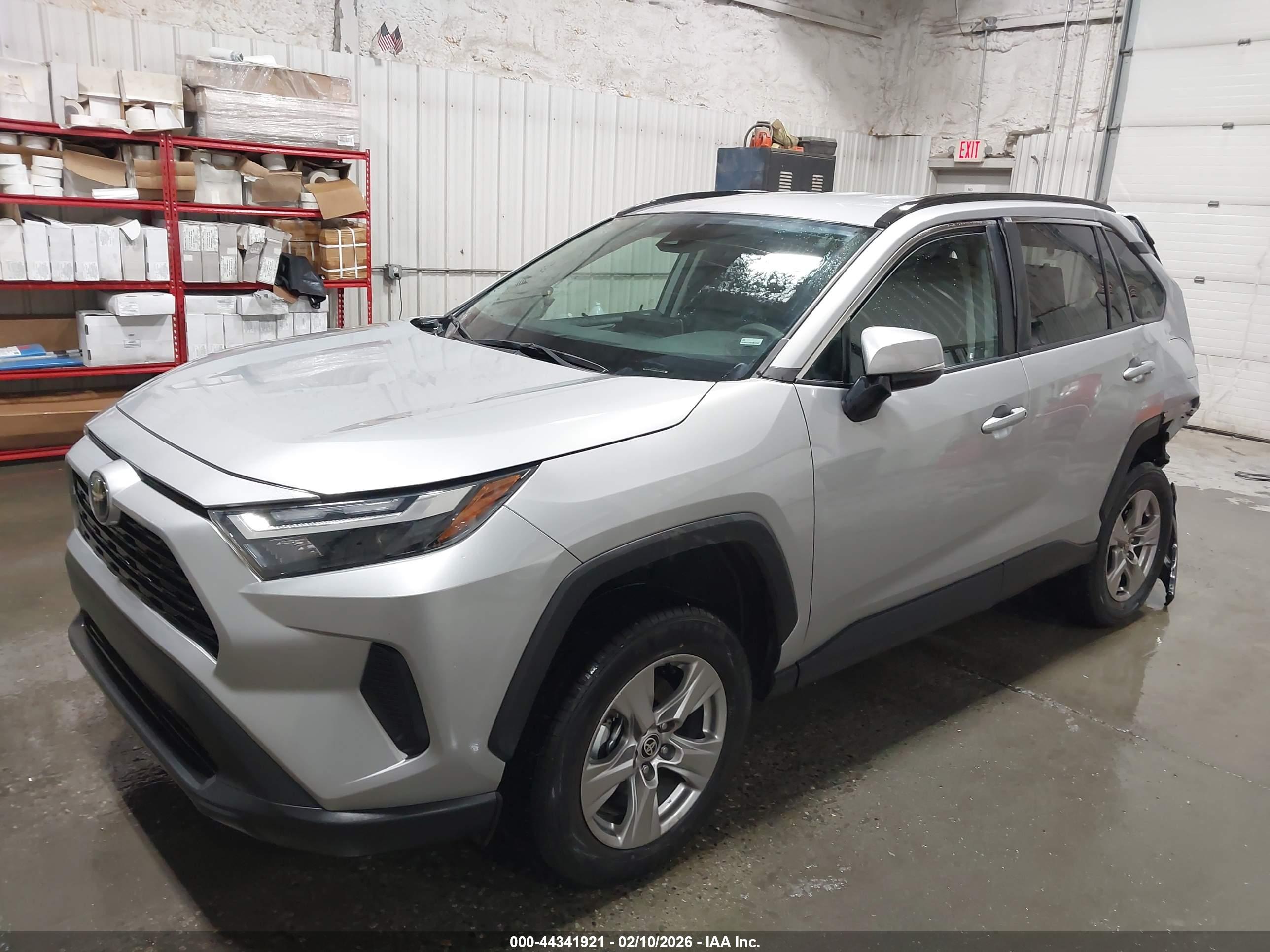 TOYOTA RAV4 image 2