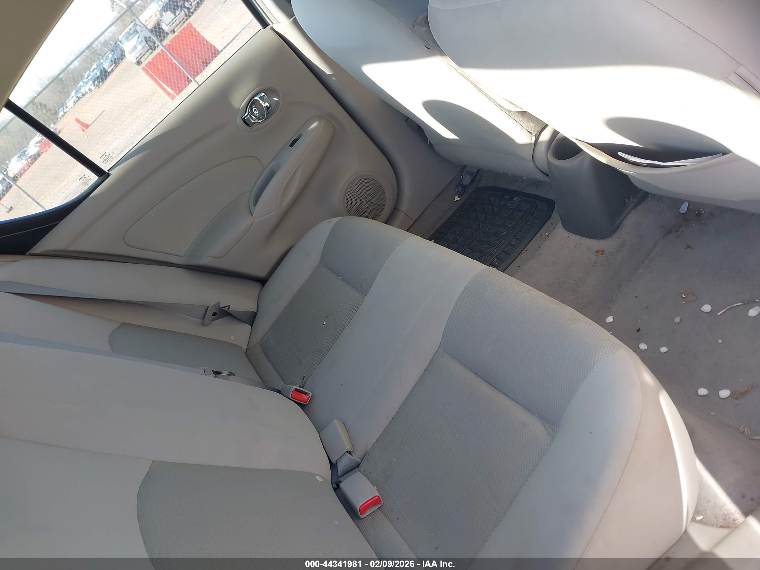 NISSAN VERSA image 8
