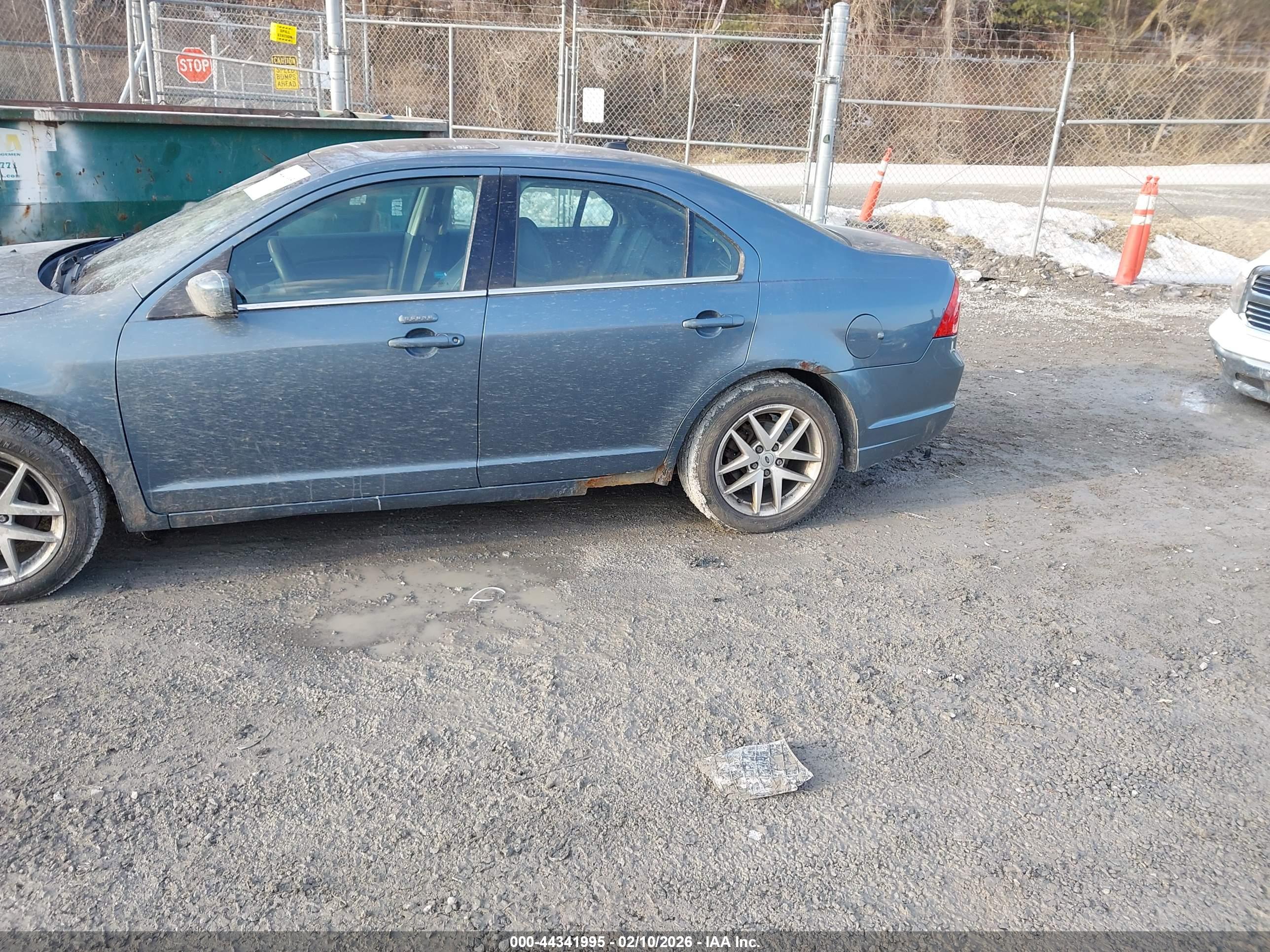 FORD FUSION image 6
