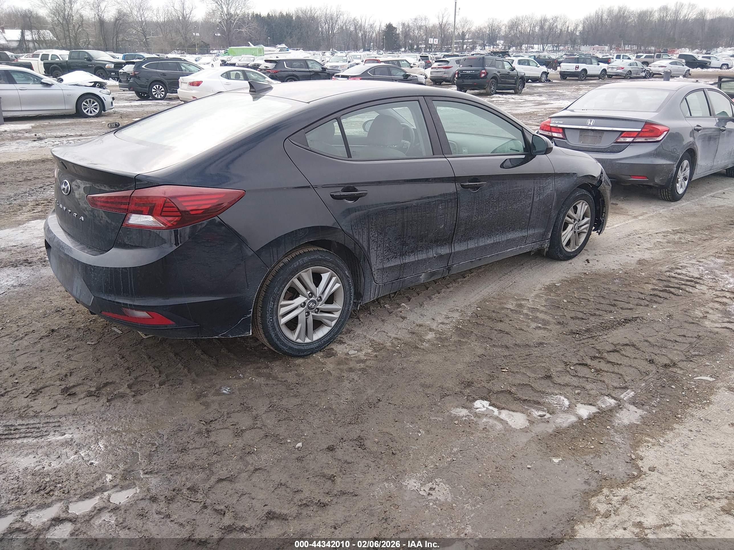 HYUNDAI ELANTRA image 4