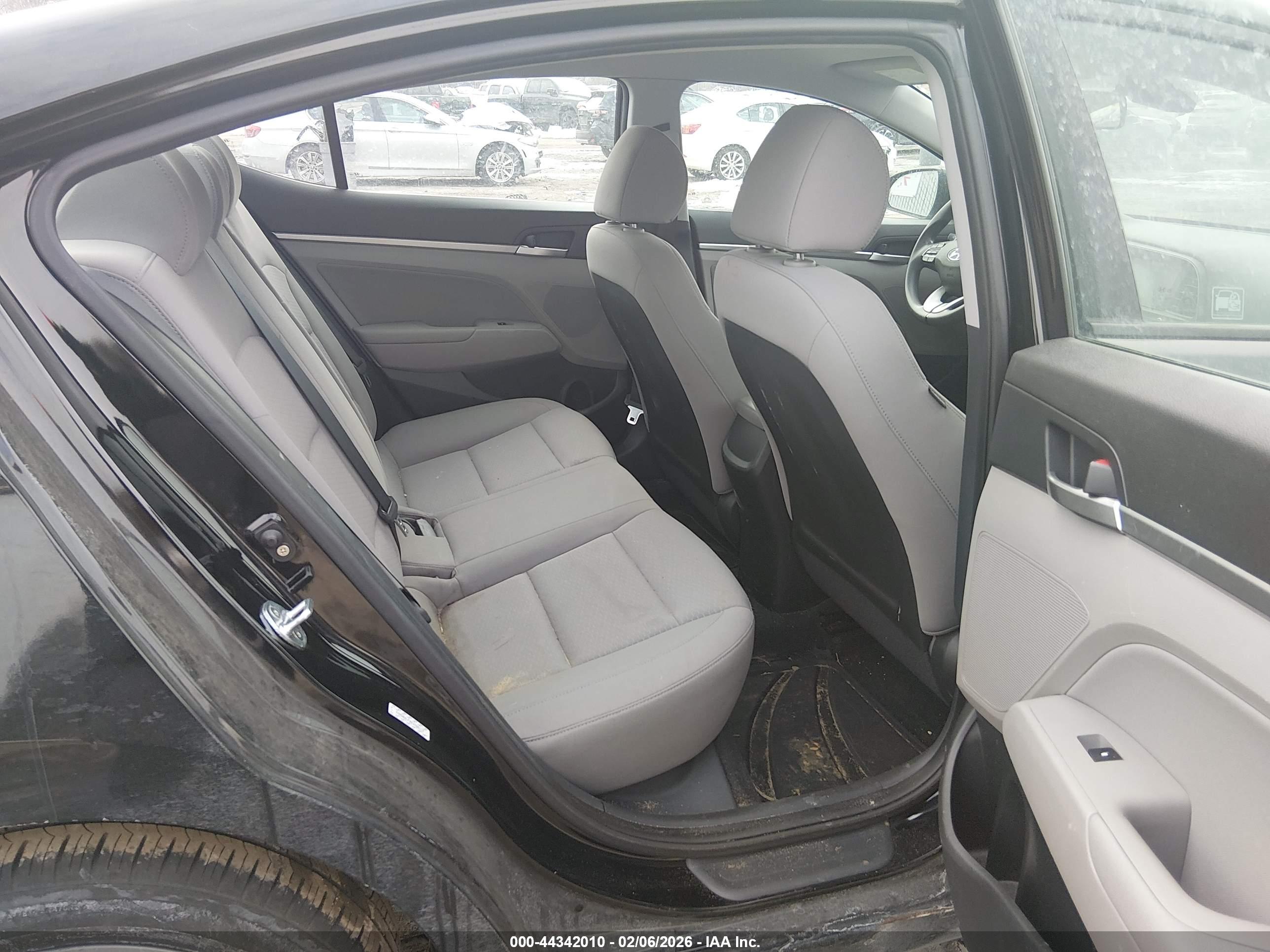 HYUNDAI ELANTRA image 8