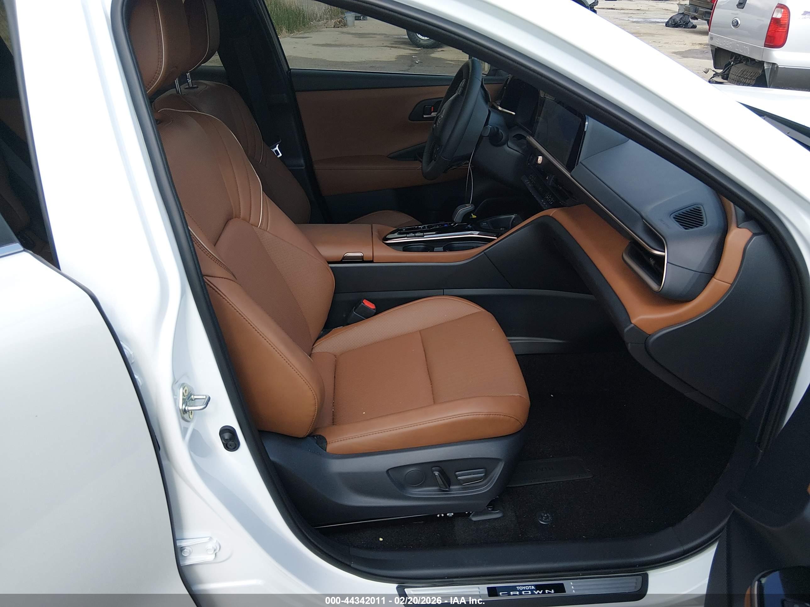 TOYOTA CROWN image 5