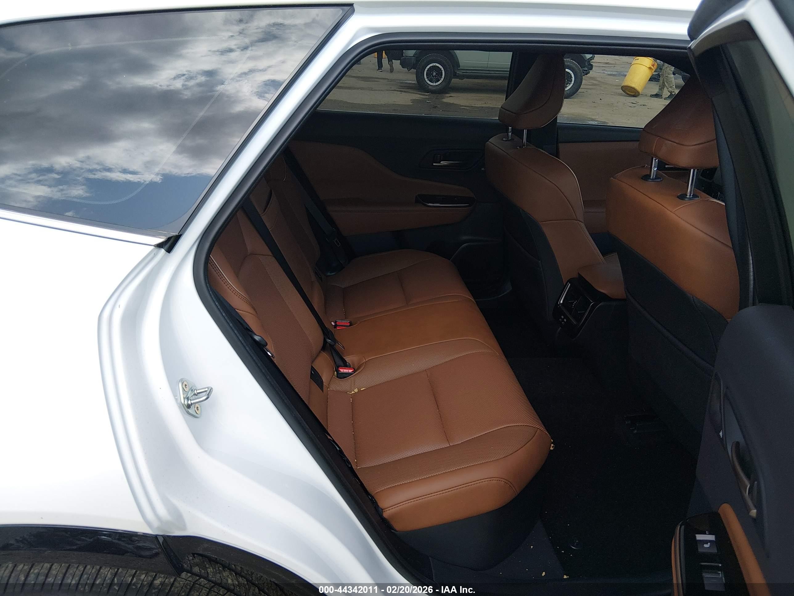 TOYOTA CROWN image 8