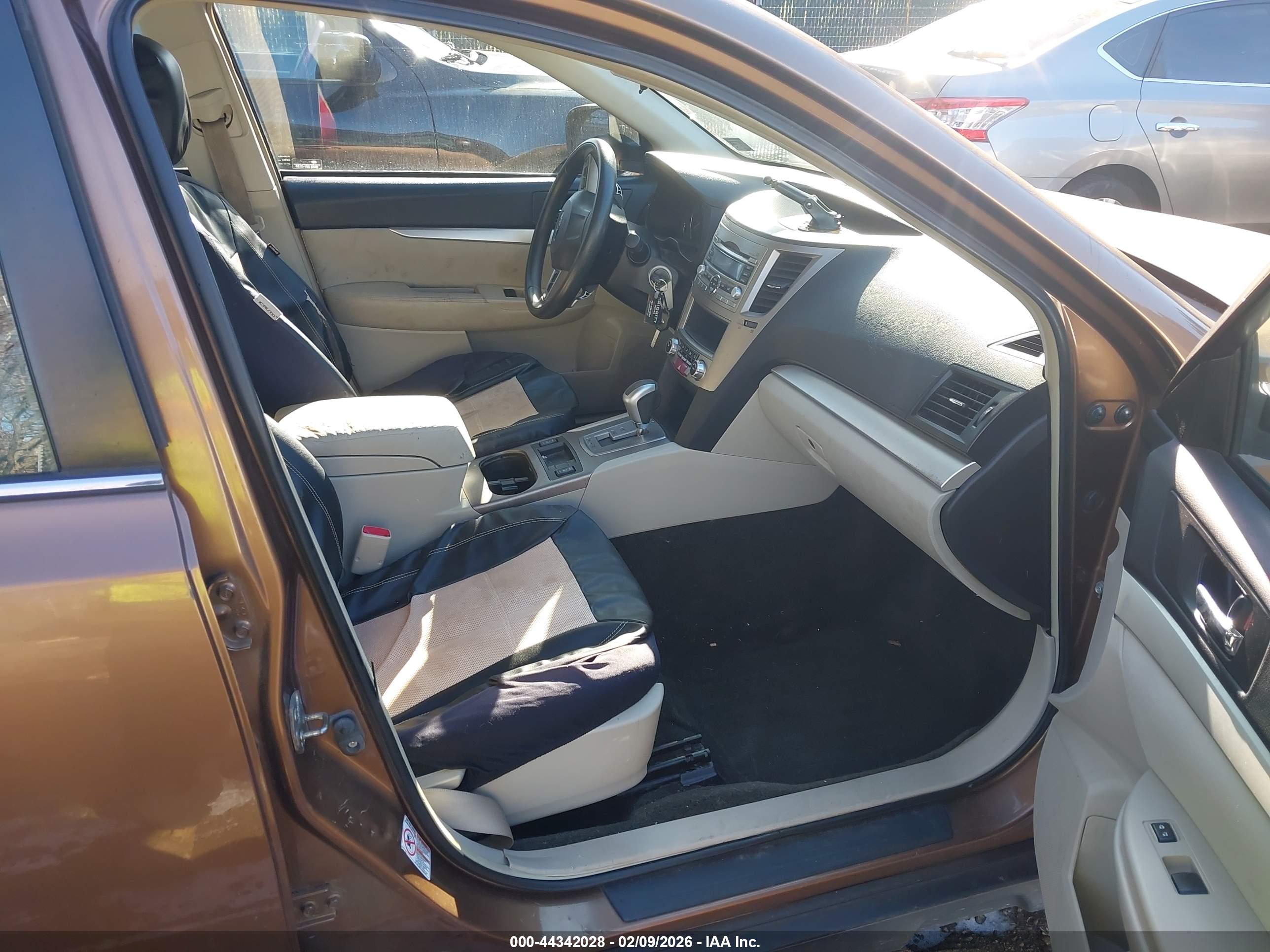 SUBARU OUTBACK image 5