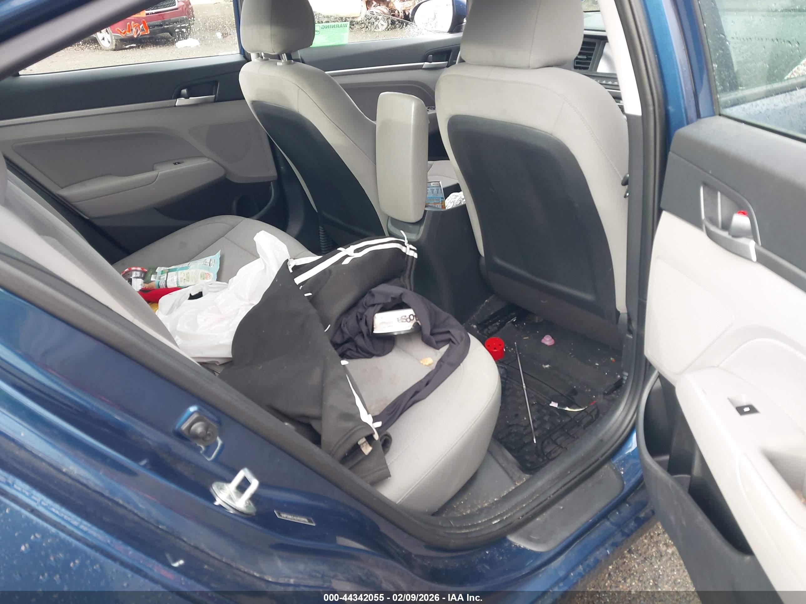 HYUNDAI ELANTRA image 8