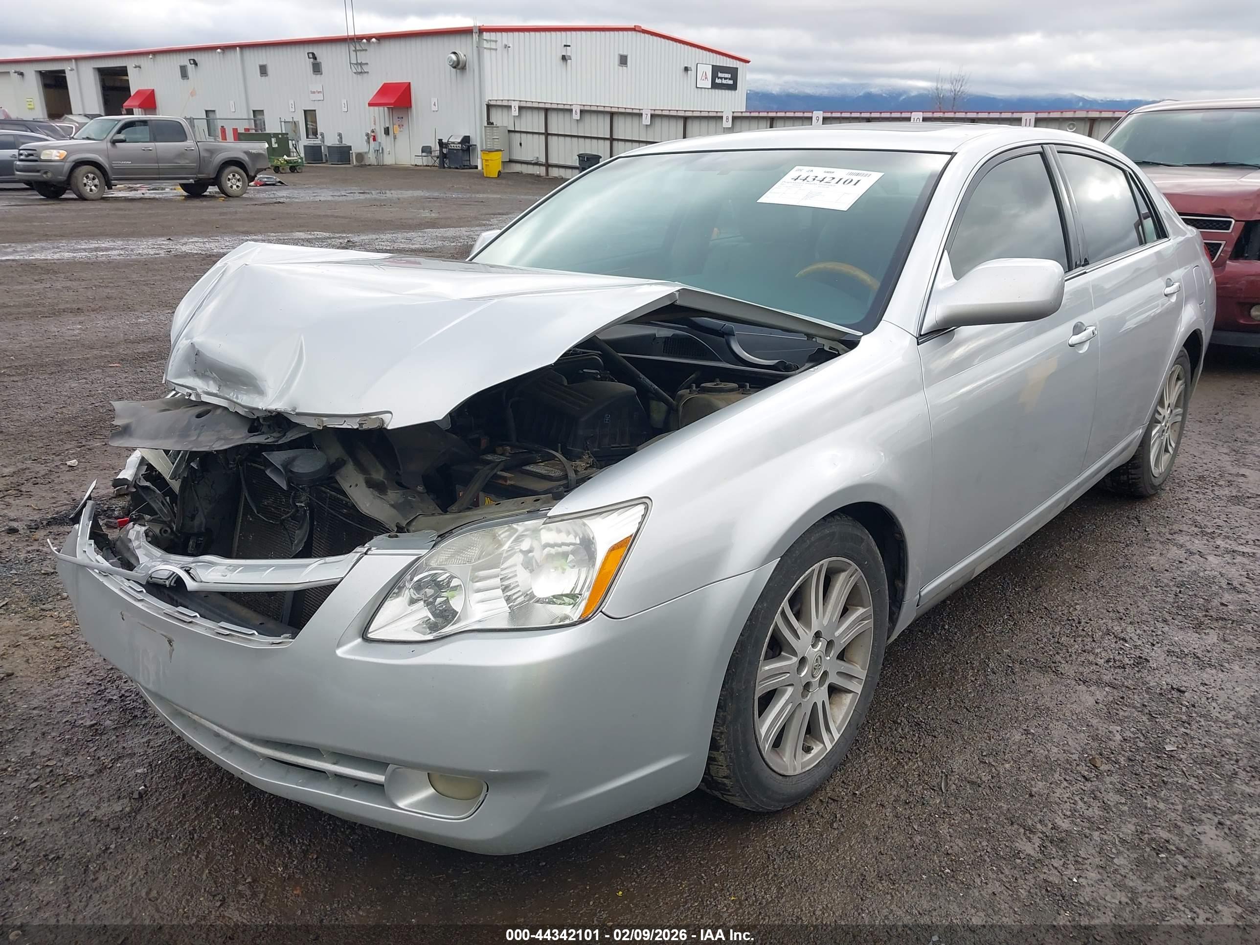 TOYOTA AVALON image 2