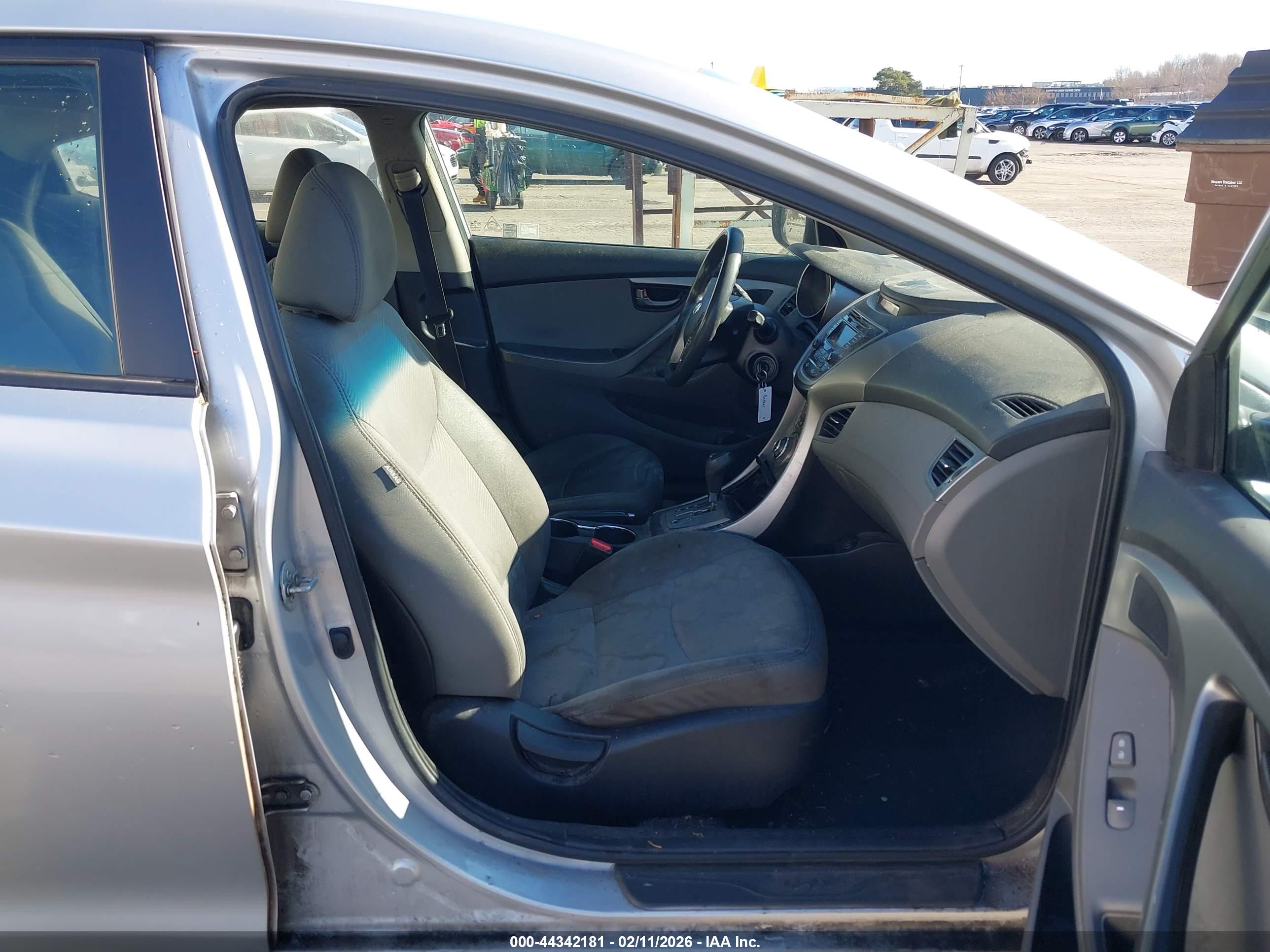 HYUNDAI ELANTRA image 5