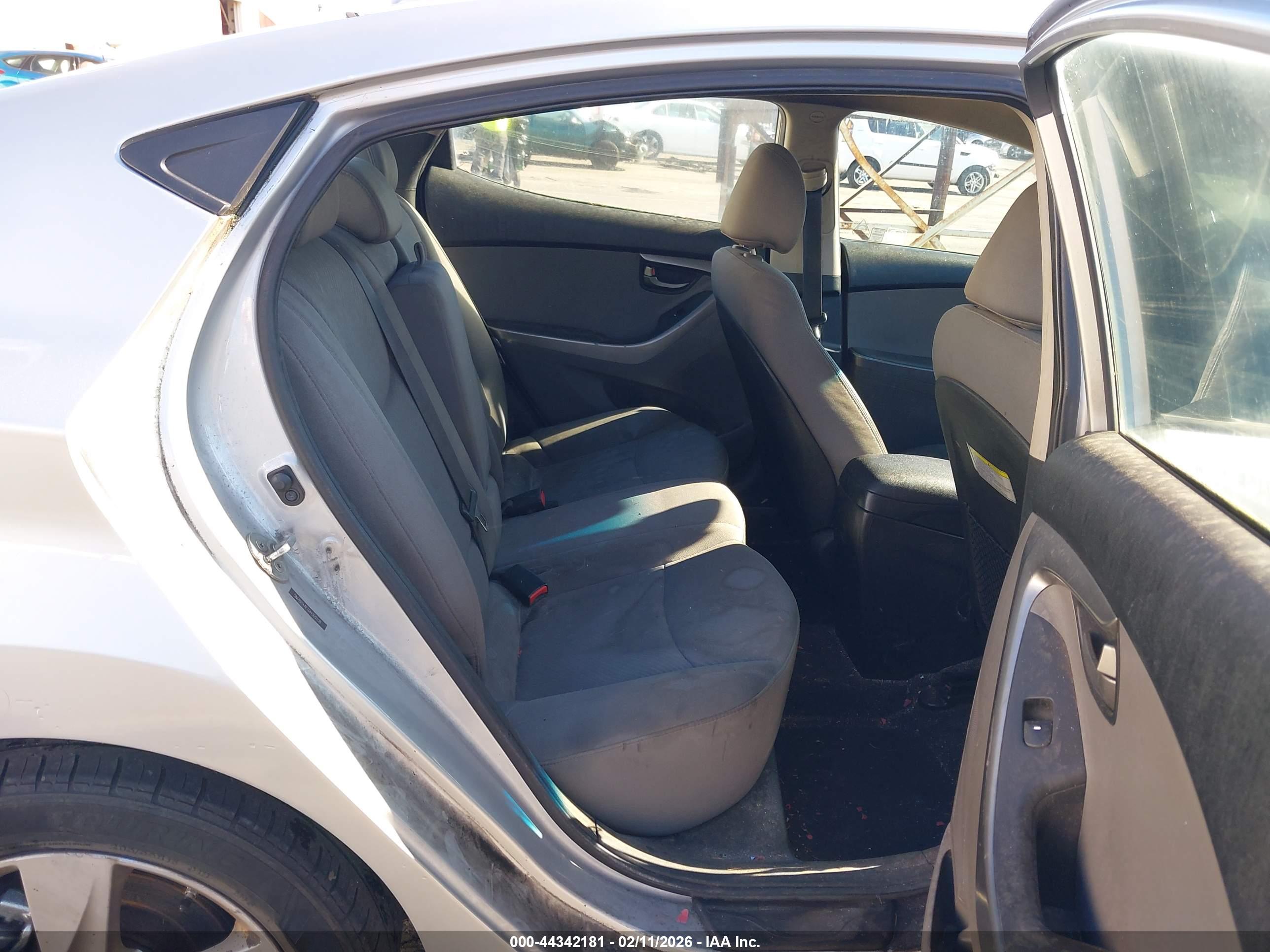HYUNDAI ELANTRA image 8