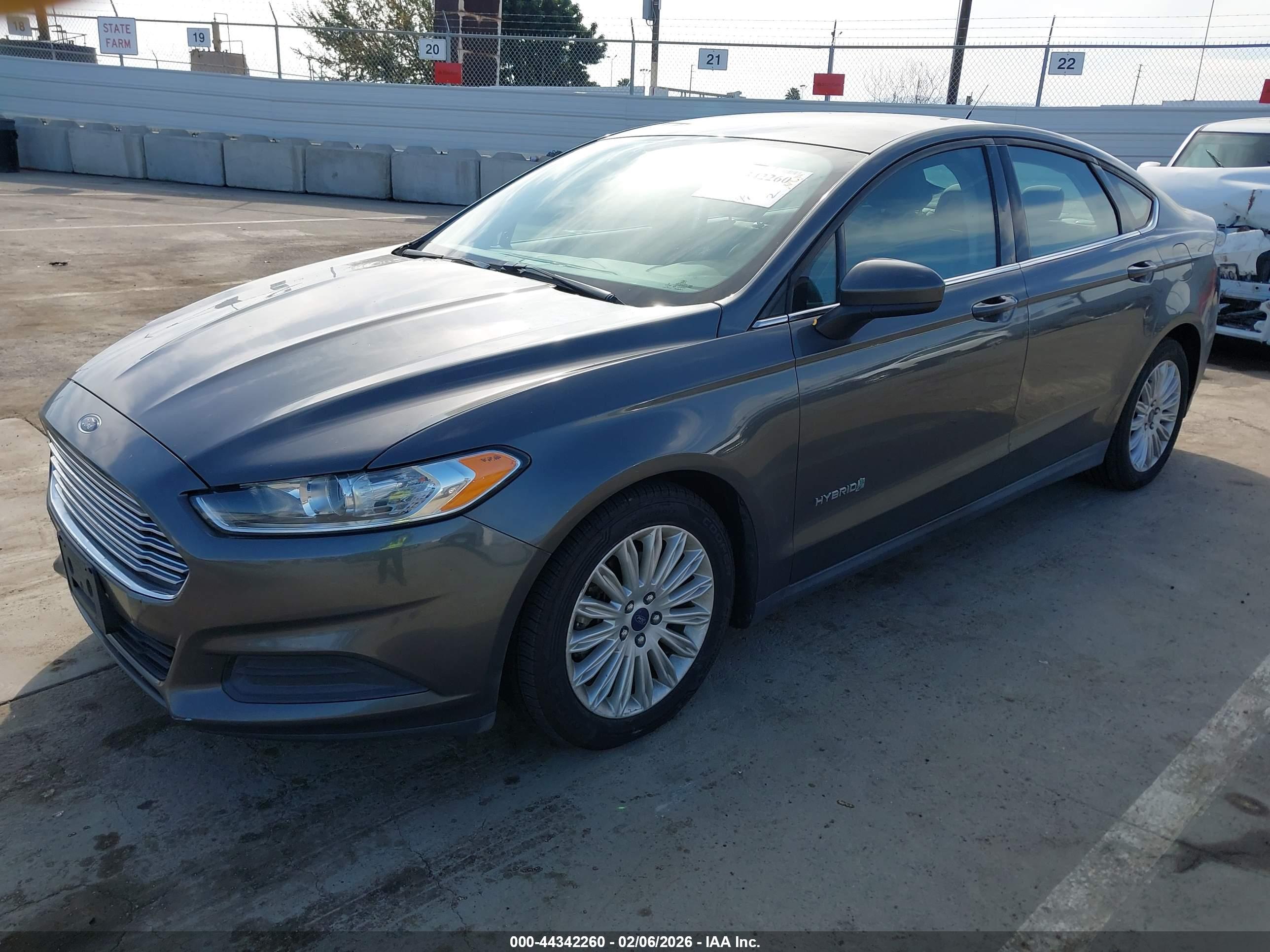 FORD FUSION image 2