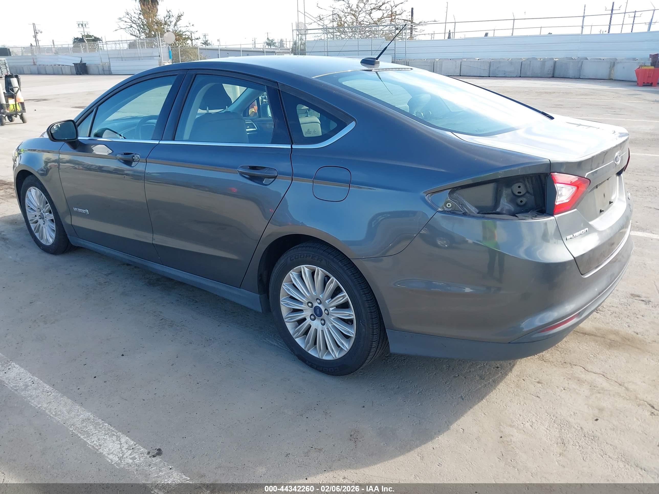 FORD FUSION image 3