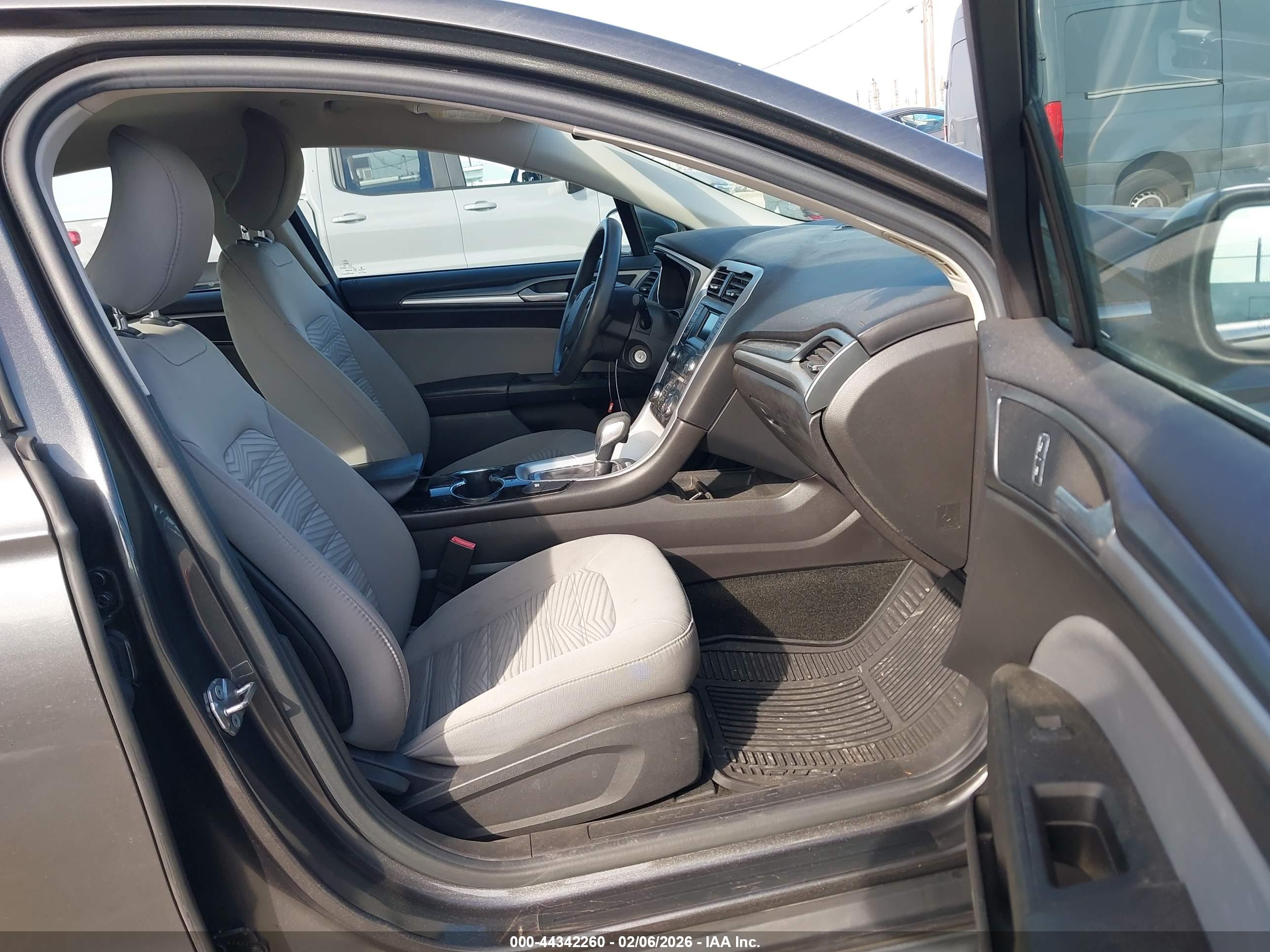 FORD FUSION image 5