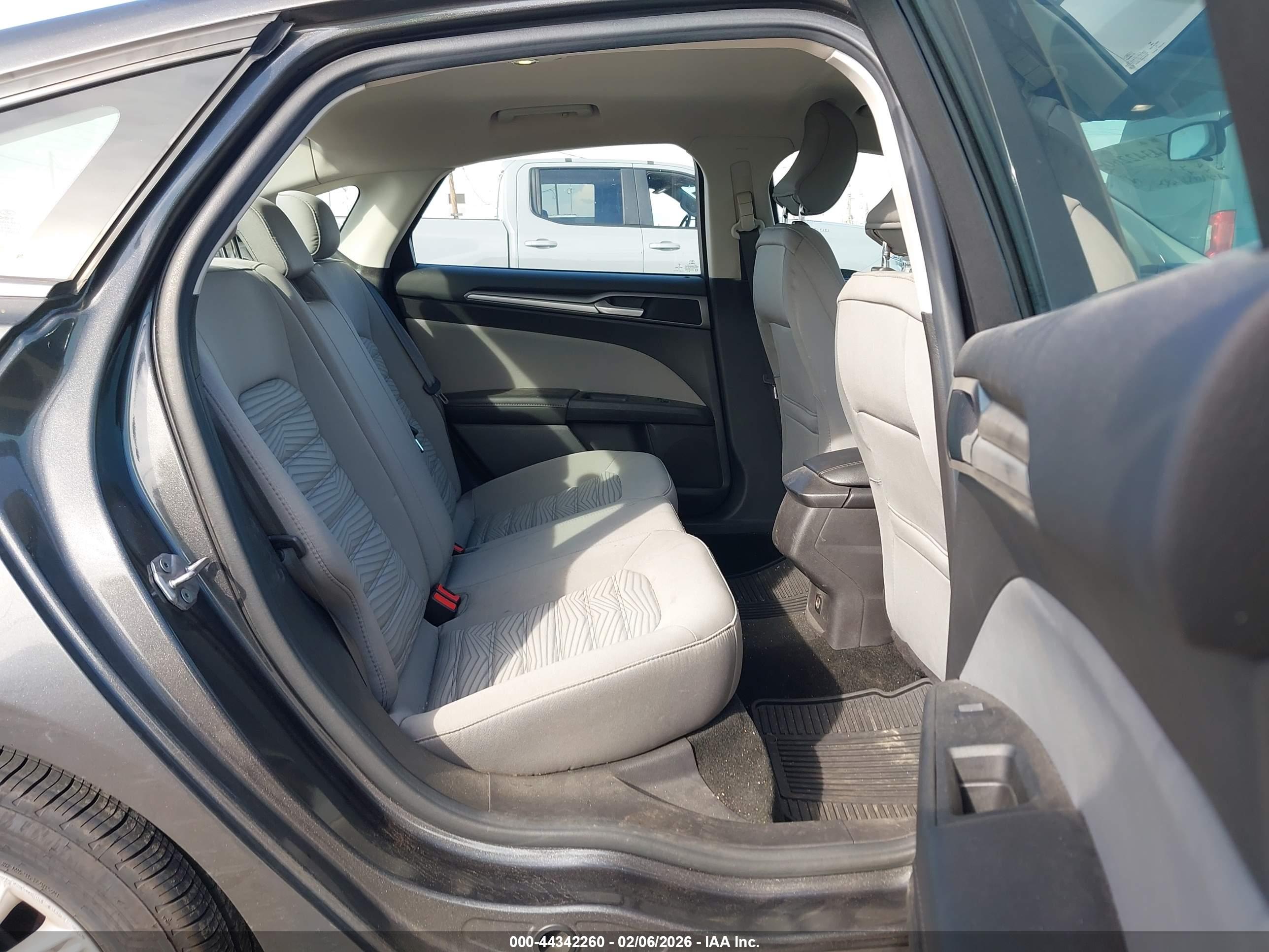 FORD FUSION image 8
