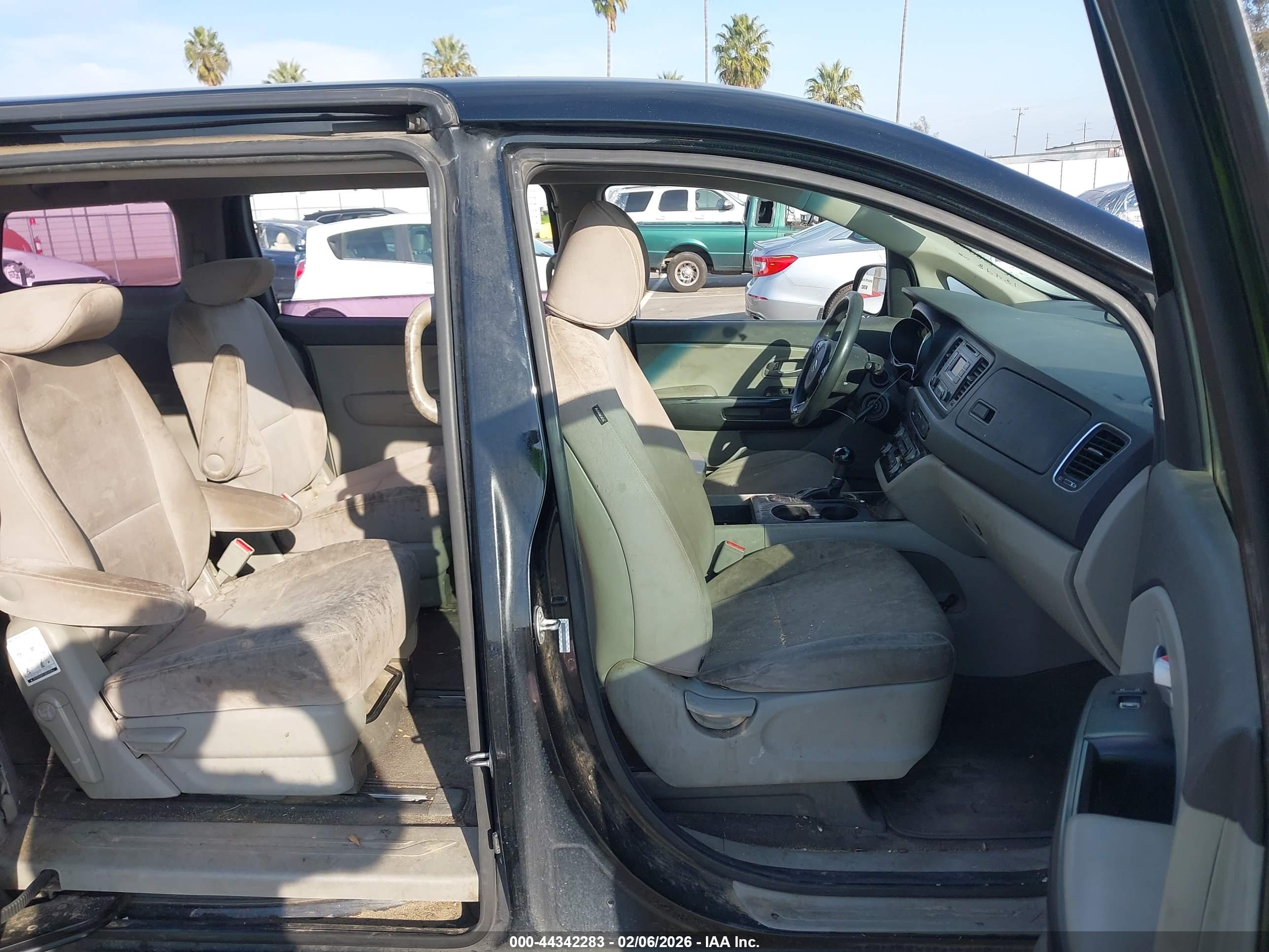 KIA SEDONA image 5