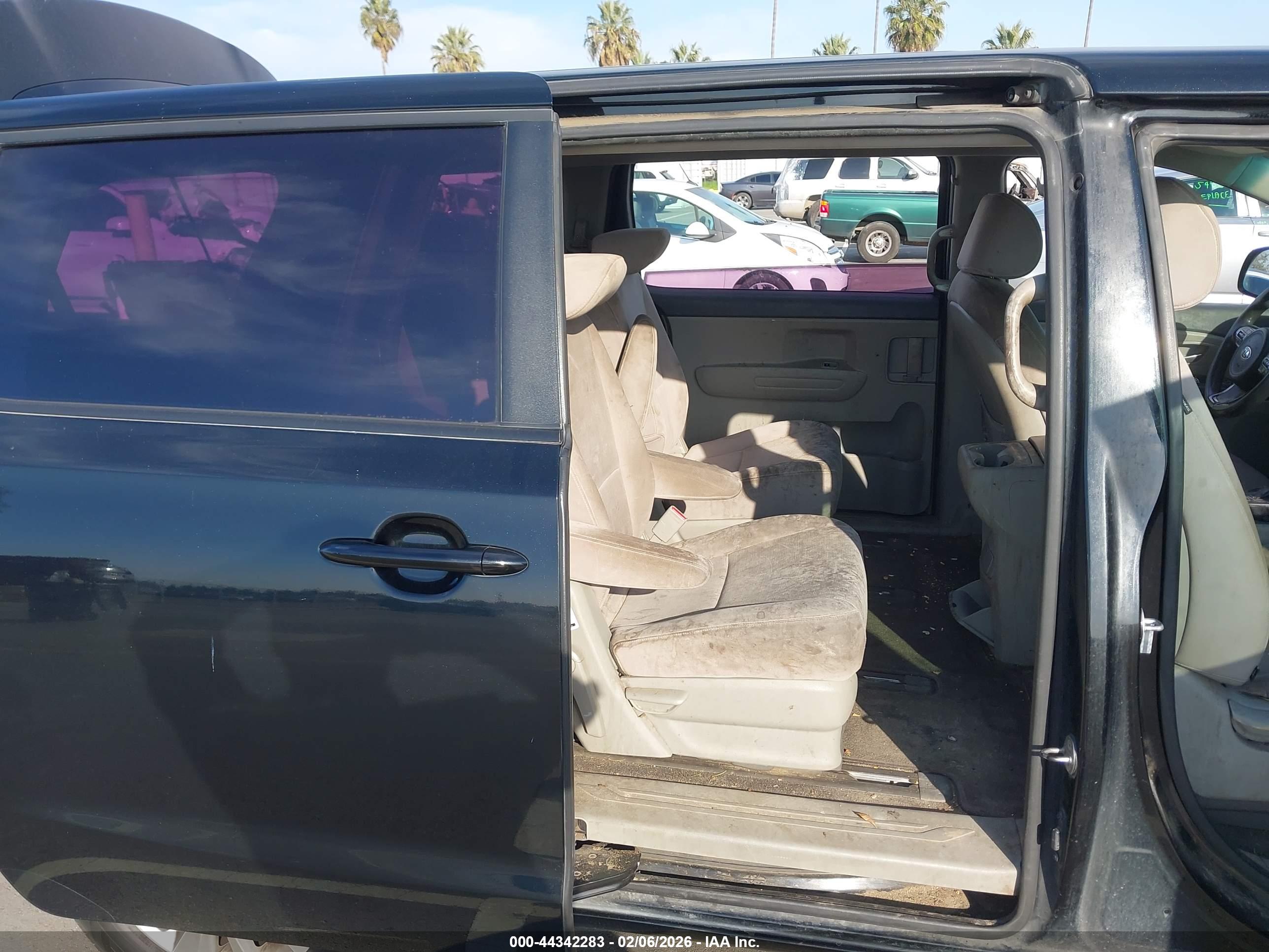 KIA SEDONA image 8