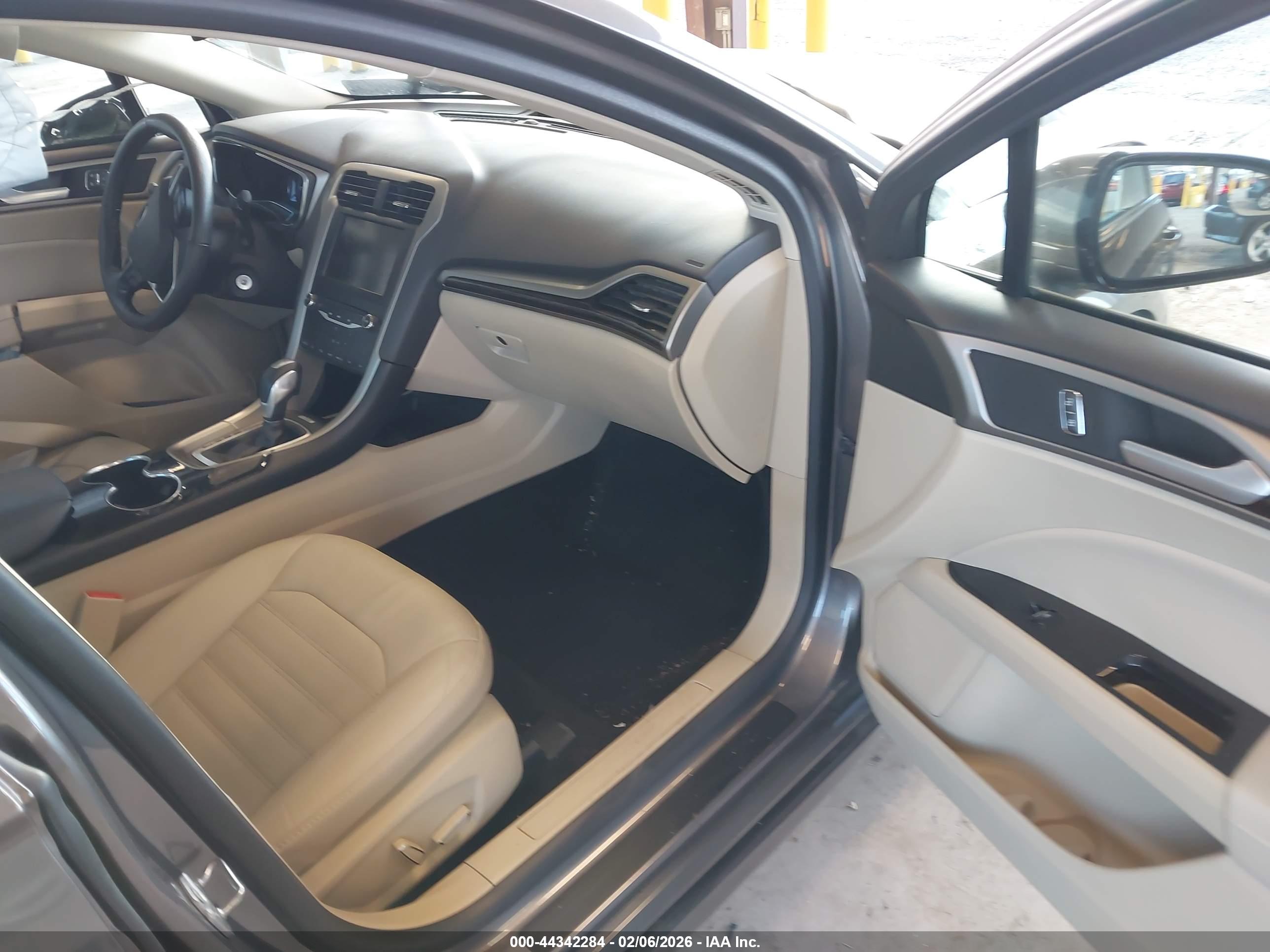 FORD FUSION image 5