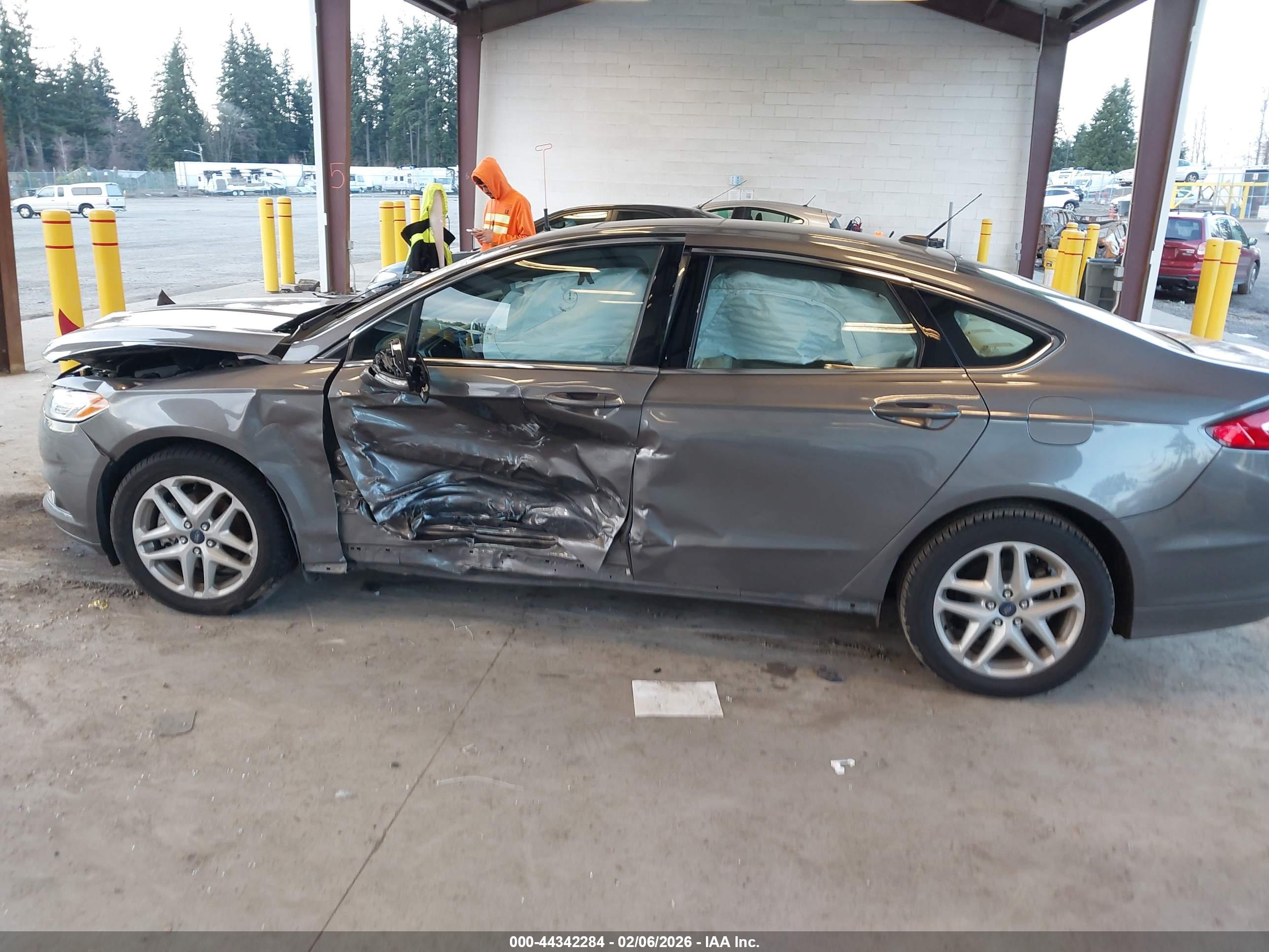 FORD FUSION image 6
