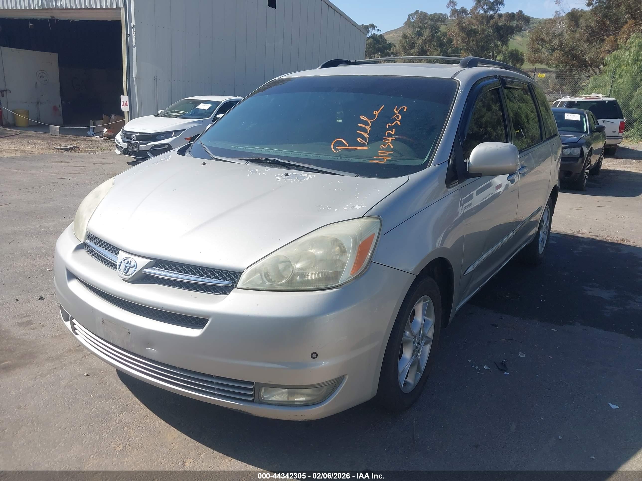 TOYOTA SIENNA image 2