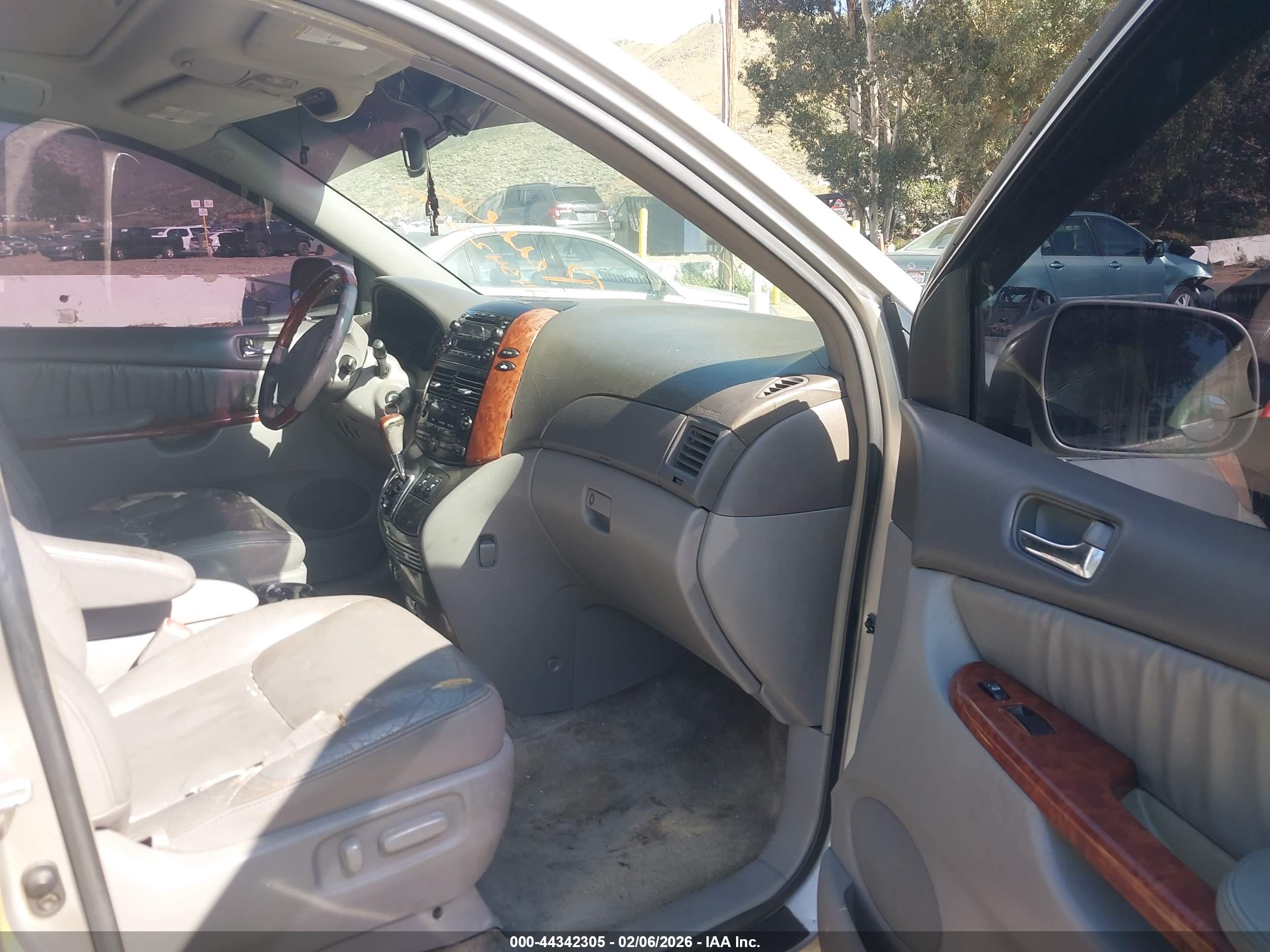 TOYOTA SIENNA image 5