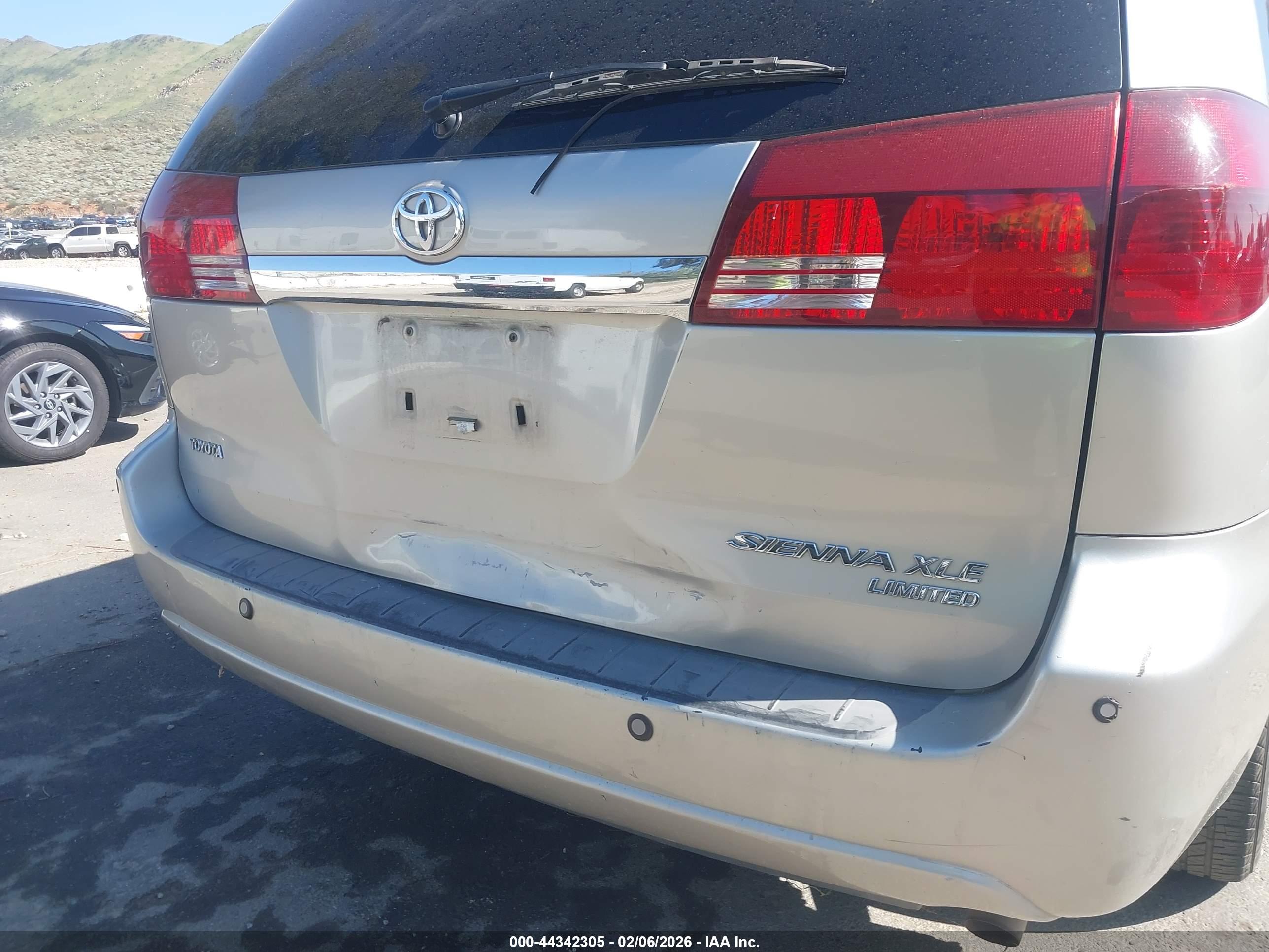 TOYOTA SIENNA image 6