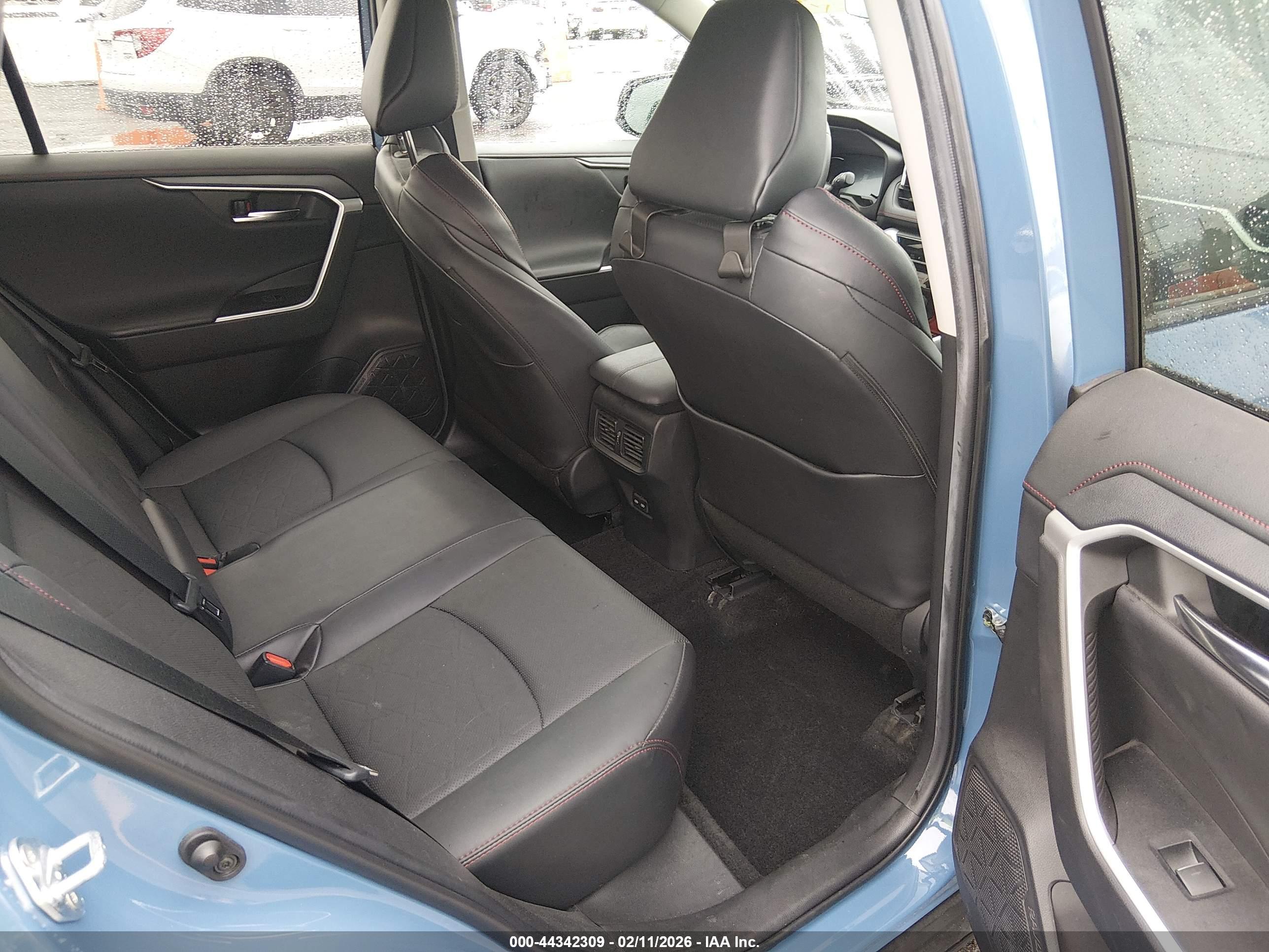 TOYOTA RAV4 image 8