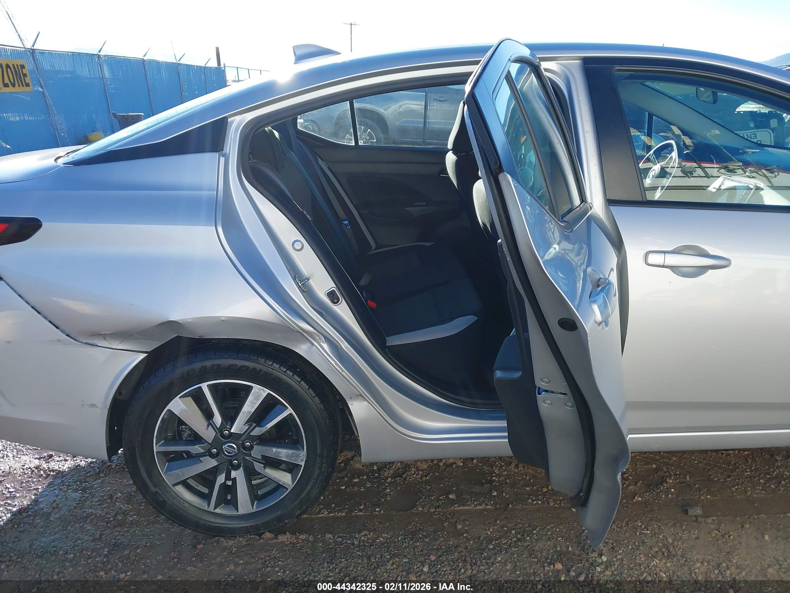 NISSAN VERSA image 8