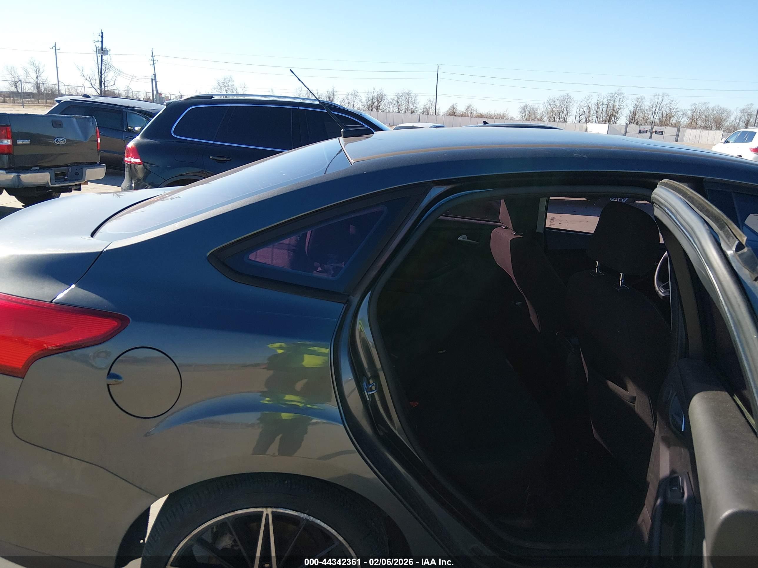 FORD FOCUS image 8