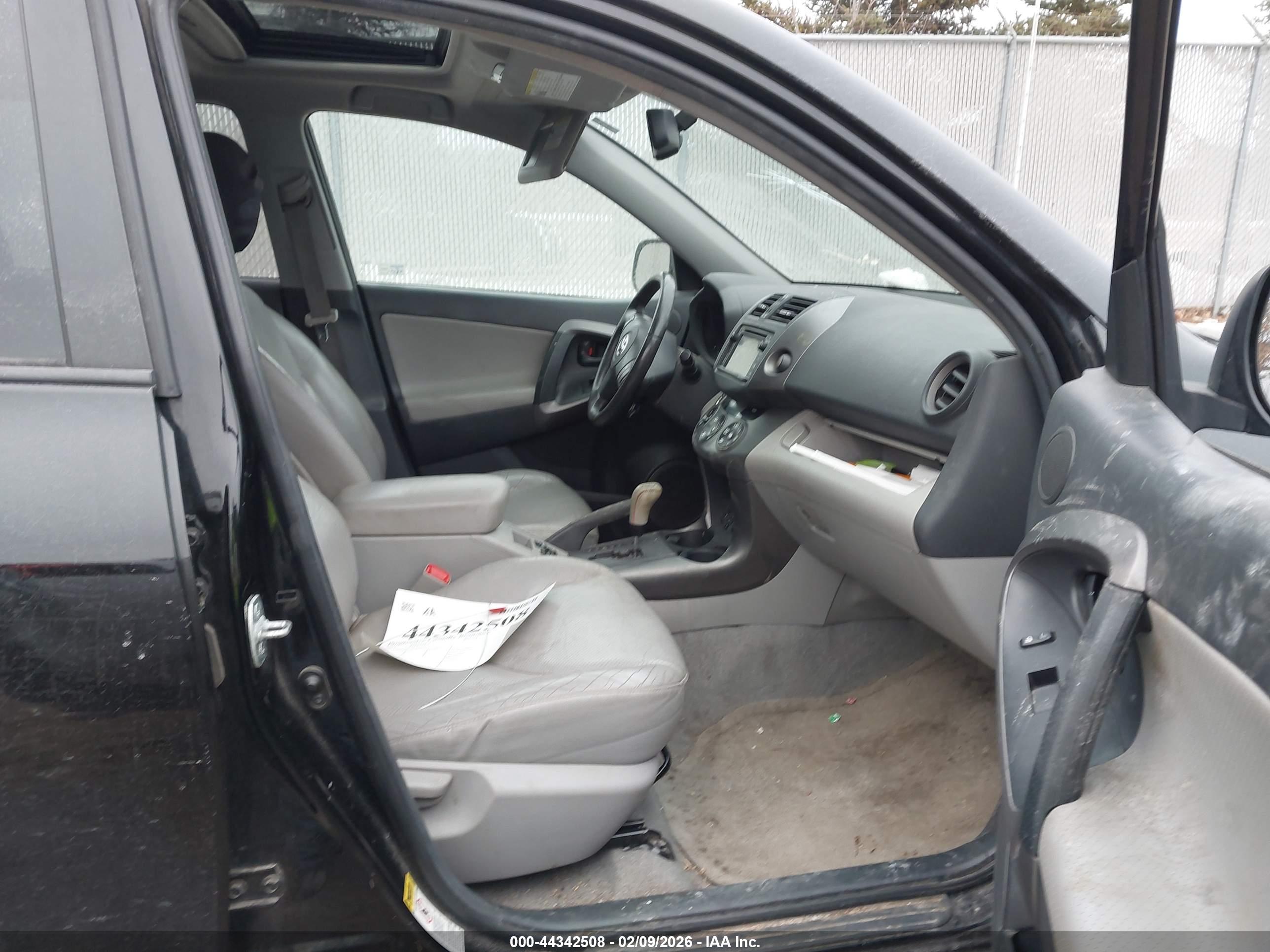 TOYOTA RAV4 image 5