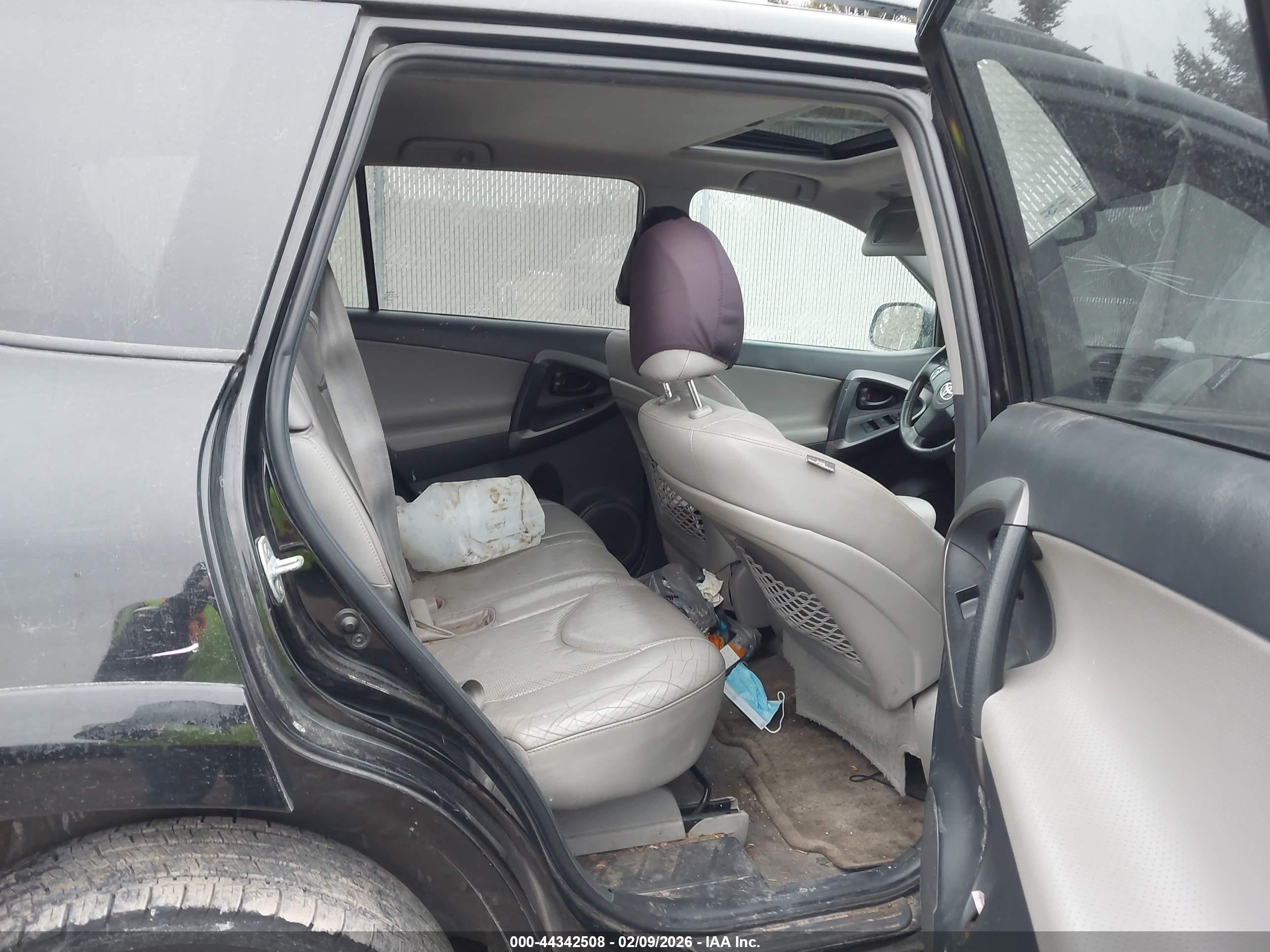 TOYOTA RAV4 image 8
