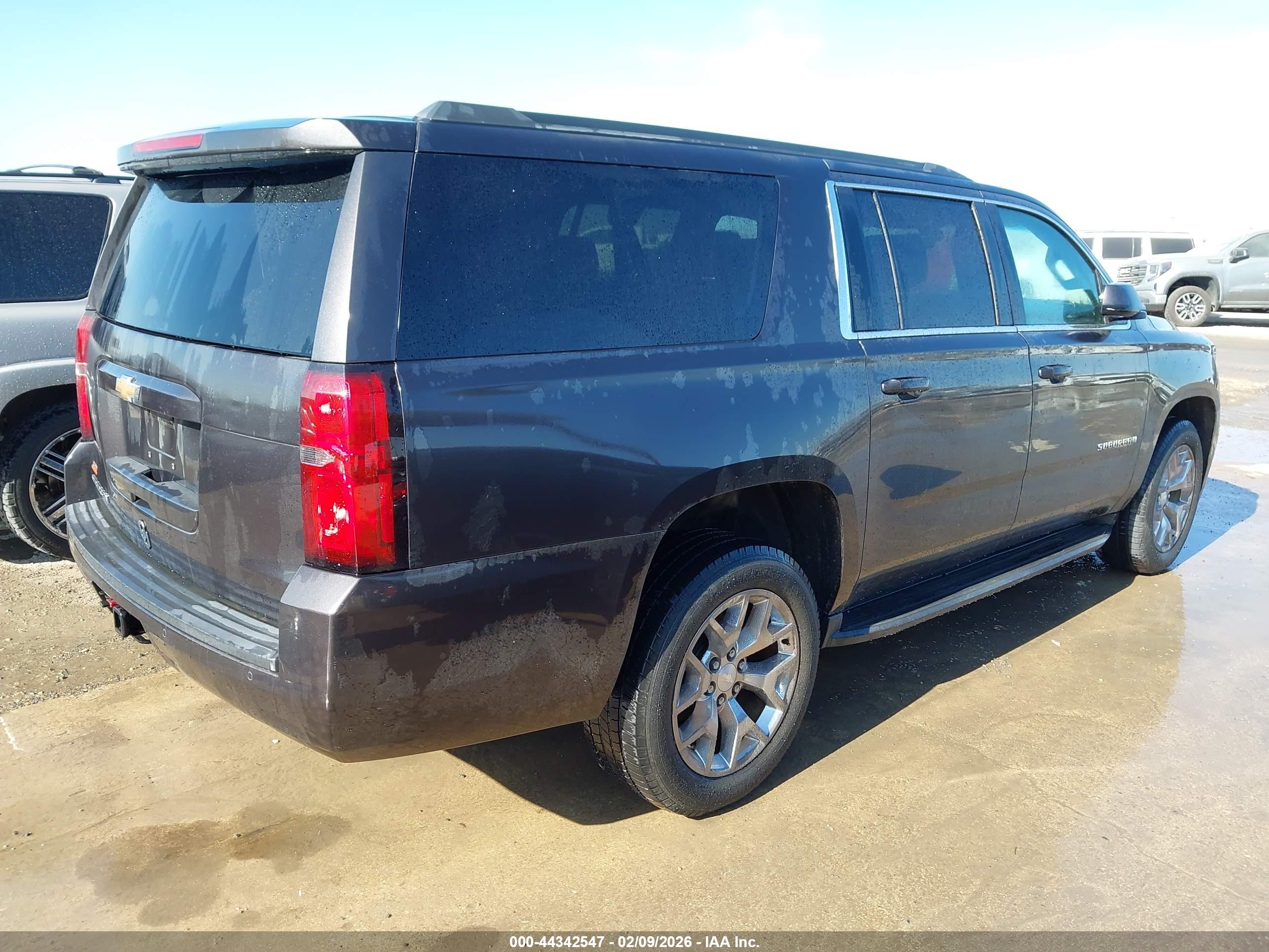CHEVROLET SUBURBAN image 4