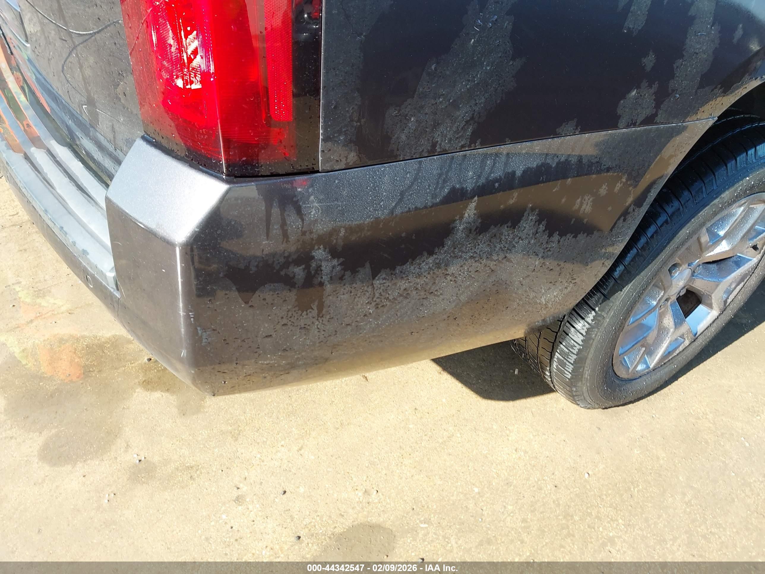 CHEVROLET SUBURBAN image 6