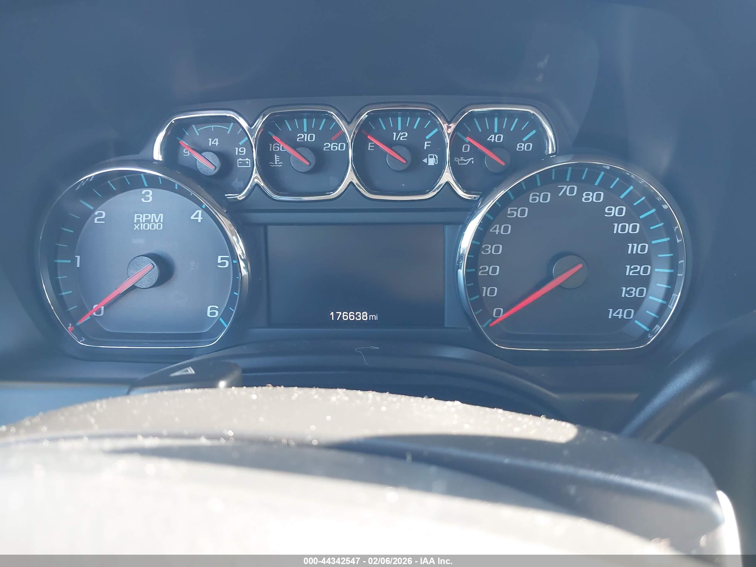 CHEVROLET SUBURBAN image 7