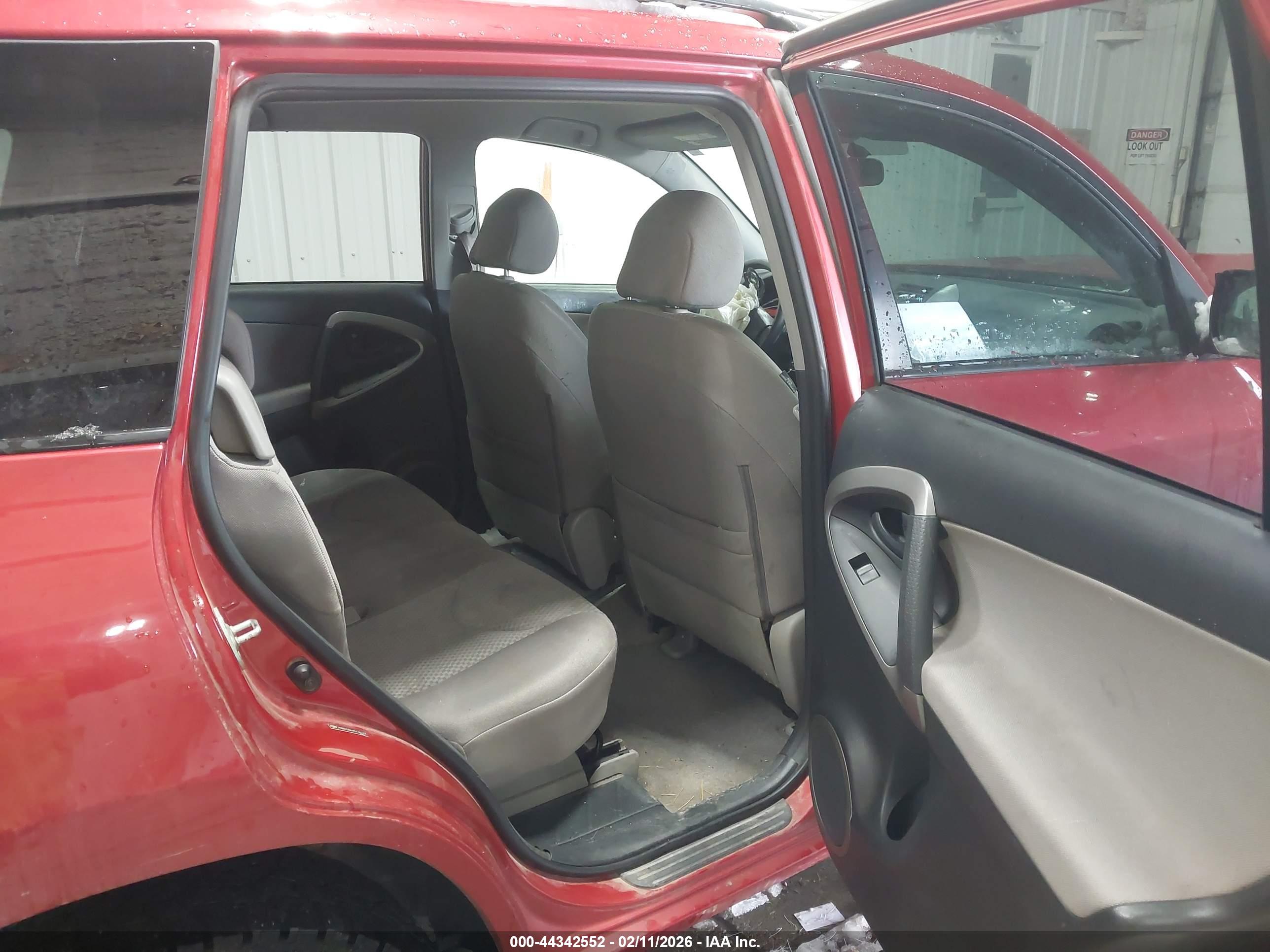 TOYOTA RAV4 image 8