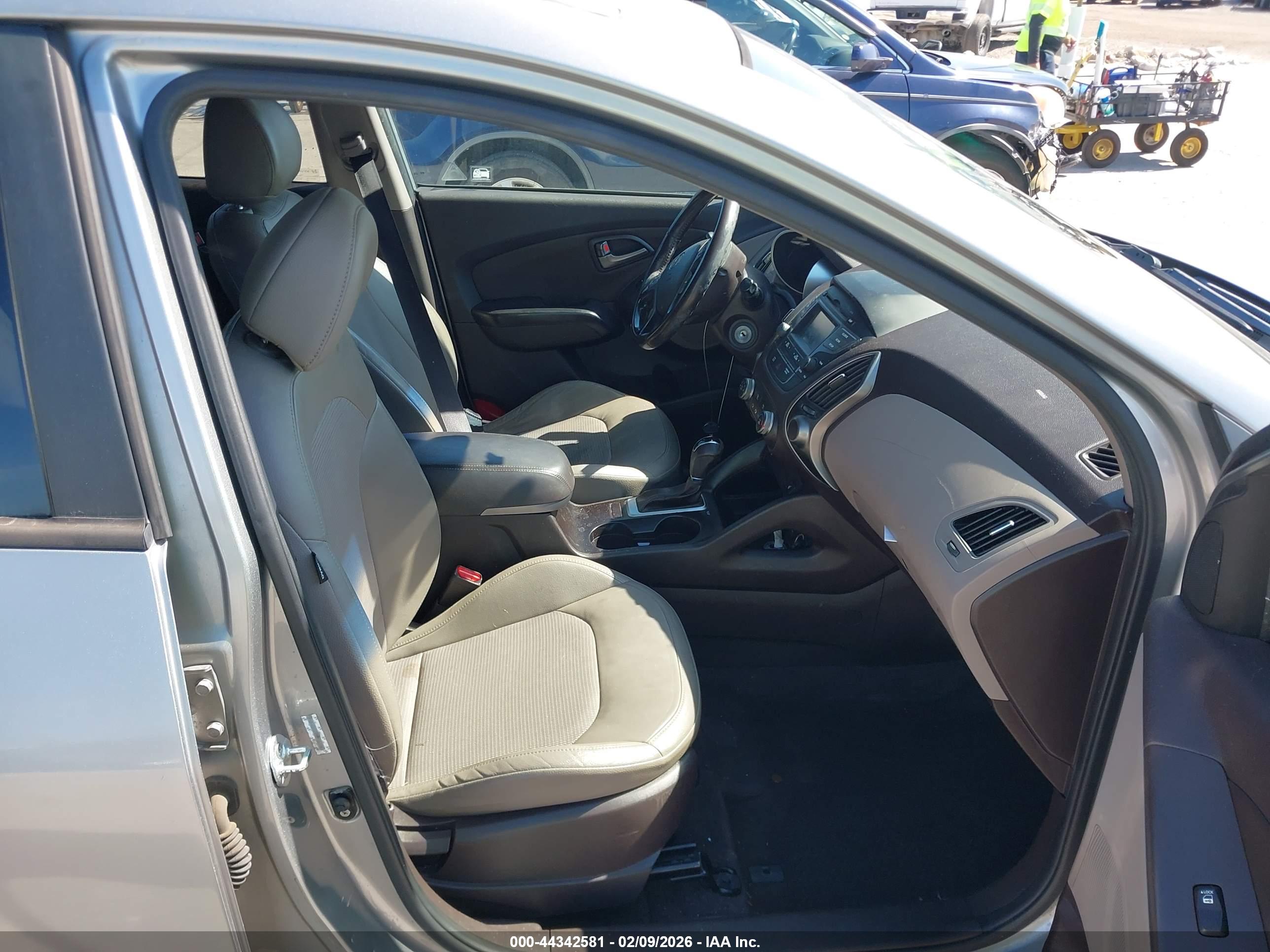 HYUNDAI TUCSON image 5