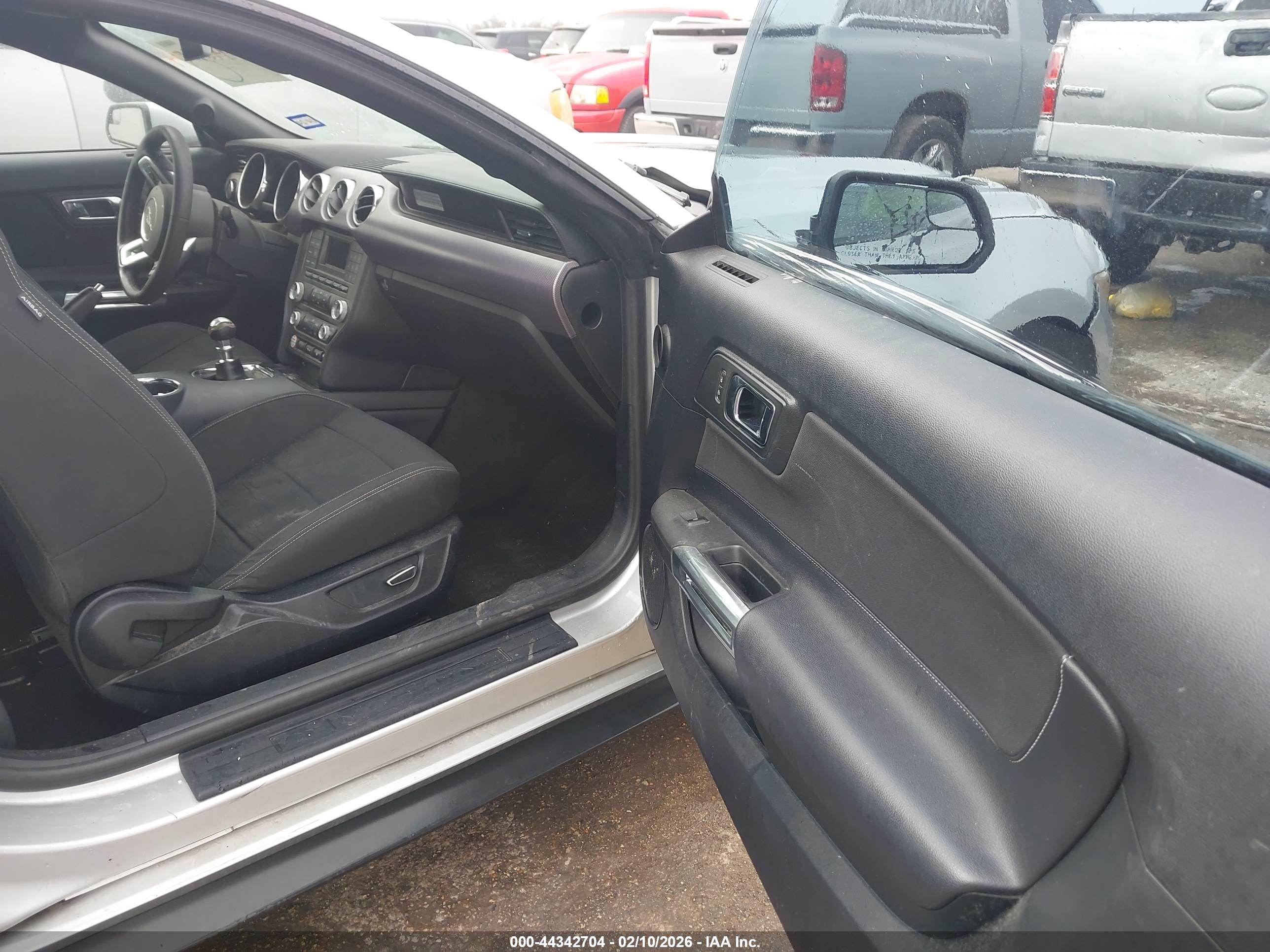 FORD MUSTANG image 5